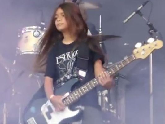 Die Metalband Korn nimmt auf ihr Südamerikatour den 12-jährigen Bassisten Tye Trujillo mit, seines zechens Sohn von Metallica-Bassist Rob Trujillo. Die Metalband Korn nimmt auf ihr Südamerikatour den 12-jährigen Bassisten Tye Trujillo mit, seines zechens Sohn von Metallica-Bassist Rob Trujillo.