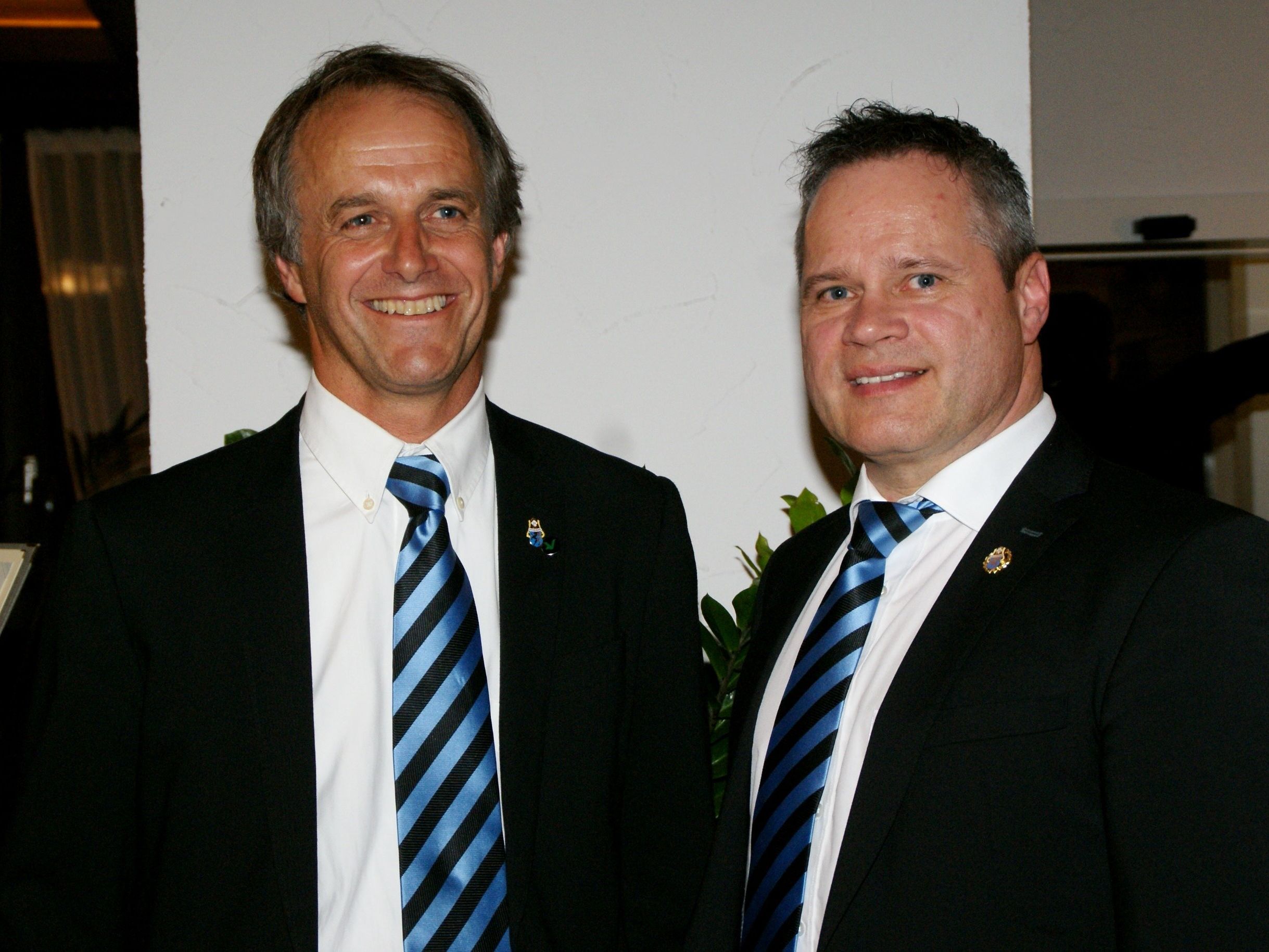 Klaus Begle singt seit 25 Jahren im Verein, Alfons Mathis gratulierte. Klaus Begle singt seit 25 Jahren im Verein, Alfons Mathis gratulierte.