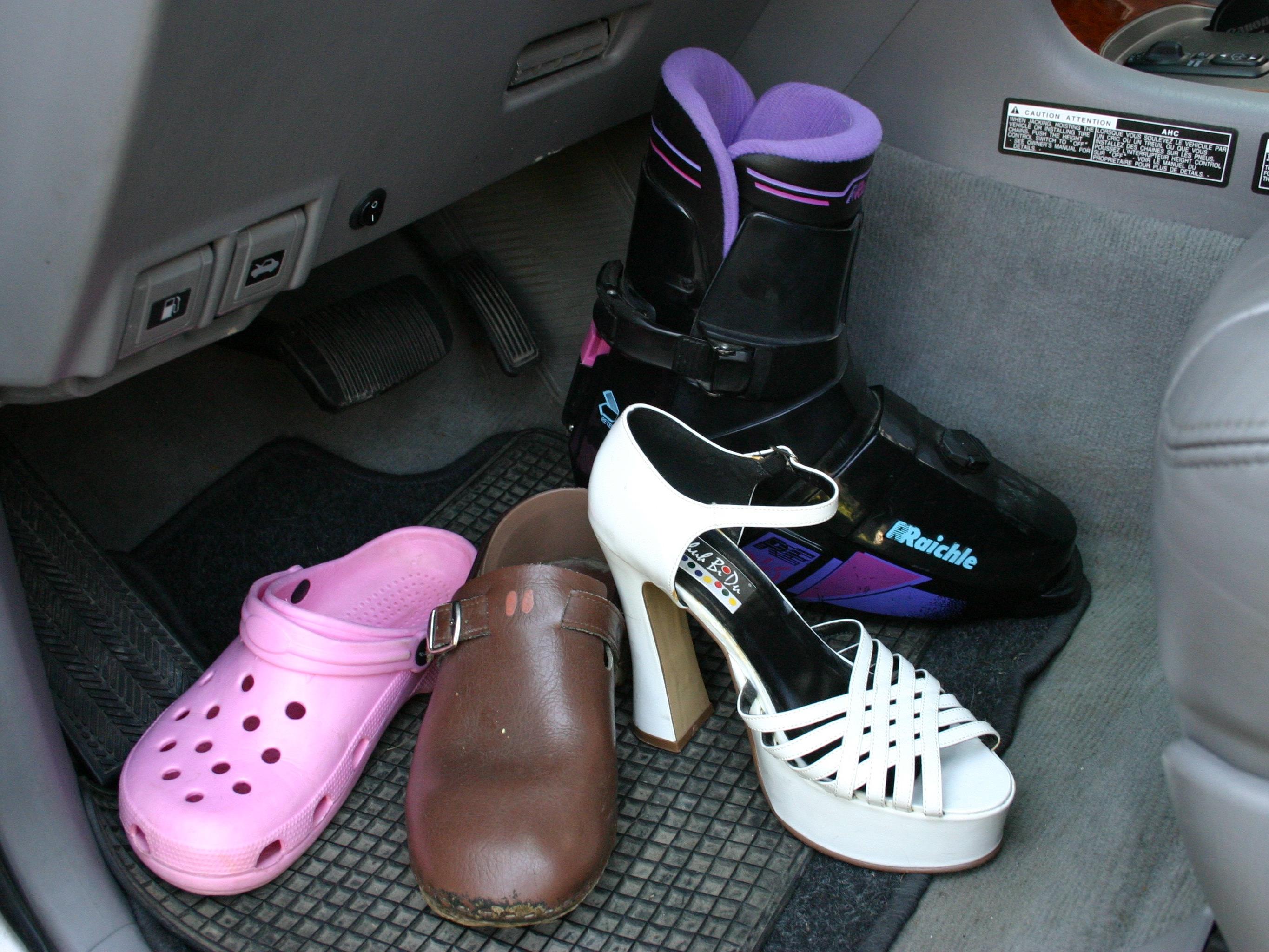 Alkohol, Drogen, Übermüdung – aber auch ungeeignetes Schuhwerk bringt unnötiges Risiko im Straßenverkehr