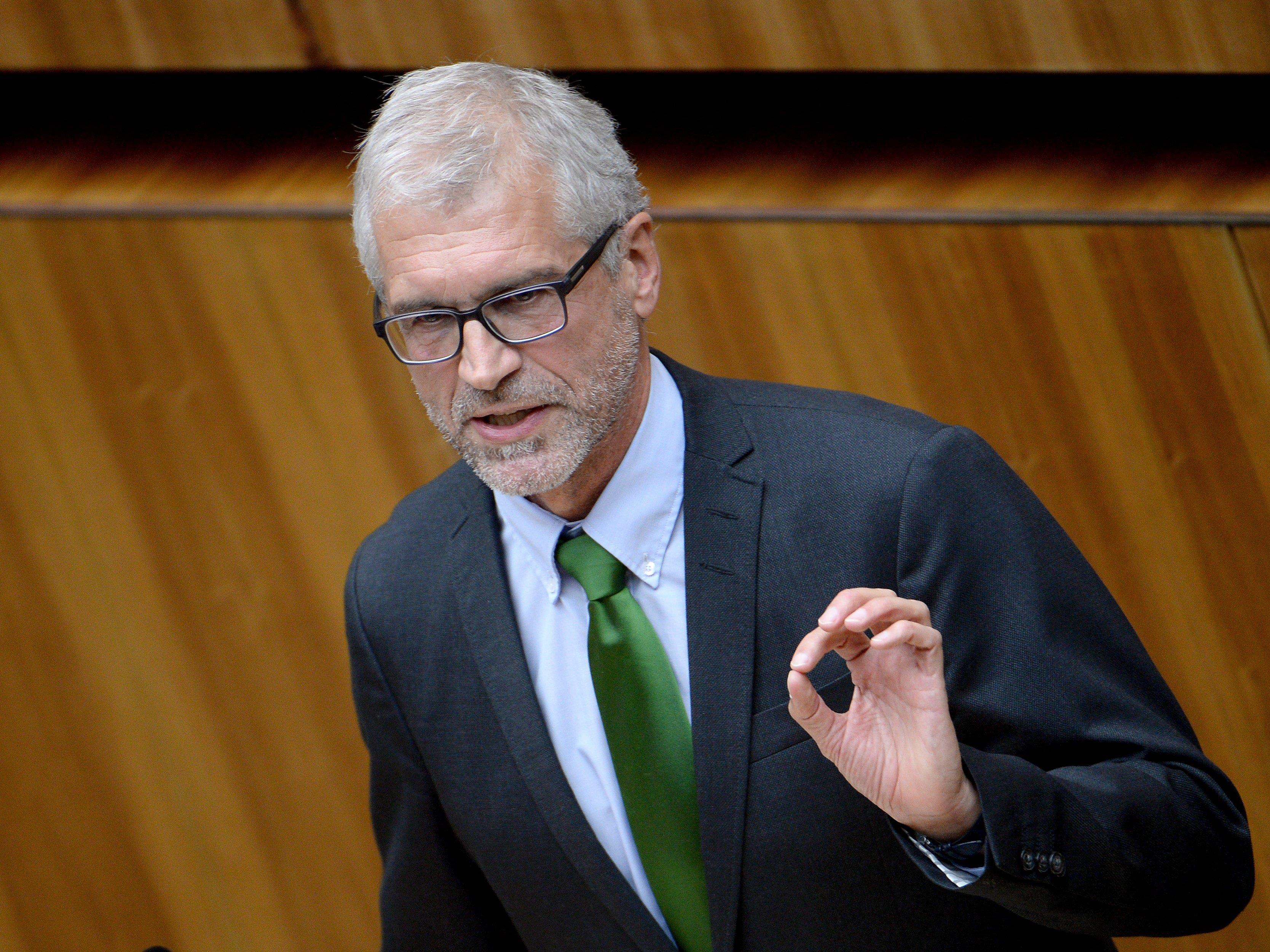 Der Vorarlberger Grünen-Abgeordnete Harald Walser fordert nach dem Streit mit der Parteijungend nun klare inhaltliche Positionen.