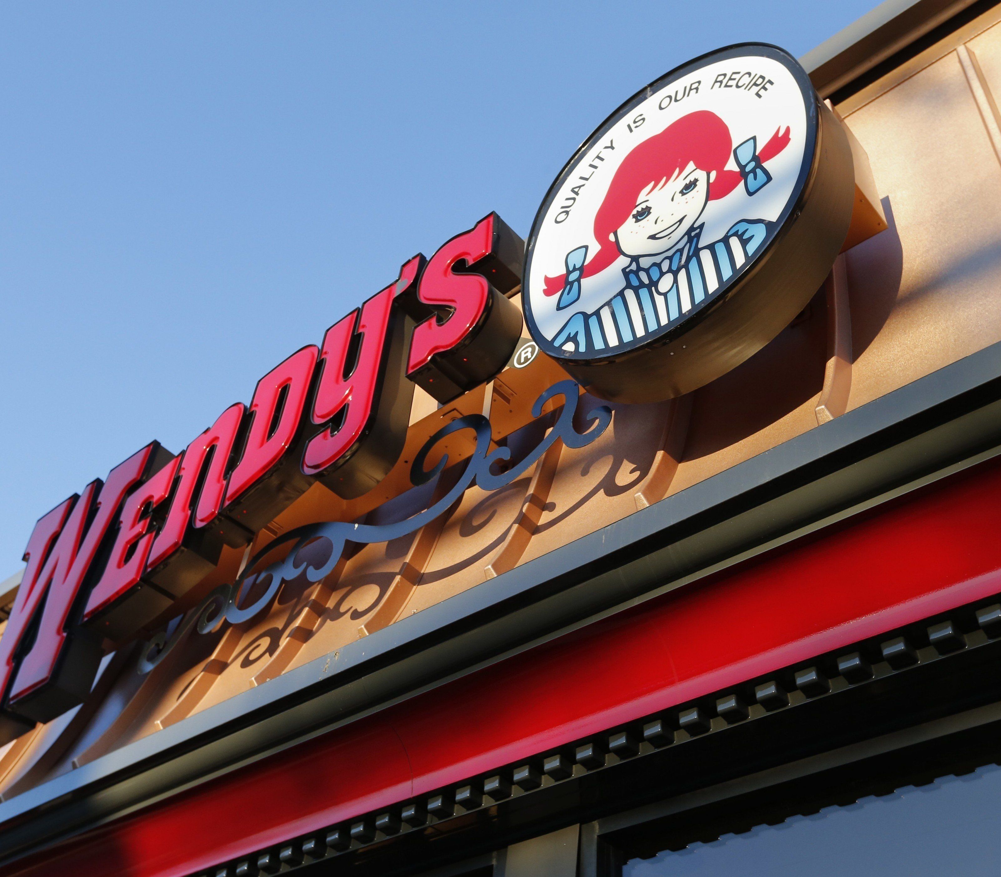 Wendy's gibt Carter bei 18 Millionen Retweets gratis Chicken Nuggets für ein Jahr aus. Wendy's gibt Carter bei 18 Millionen Retweets gratis Chicken Nuggets für ein Jahr aus.