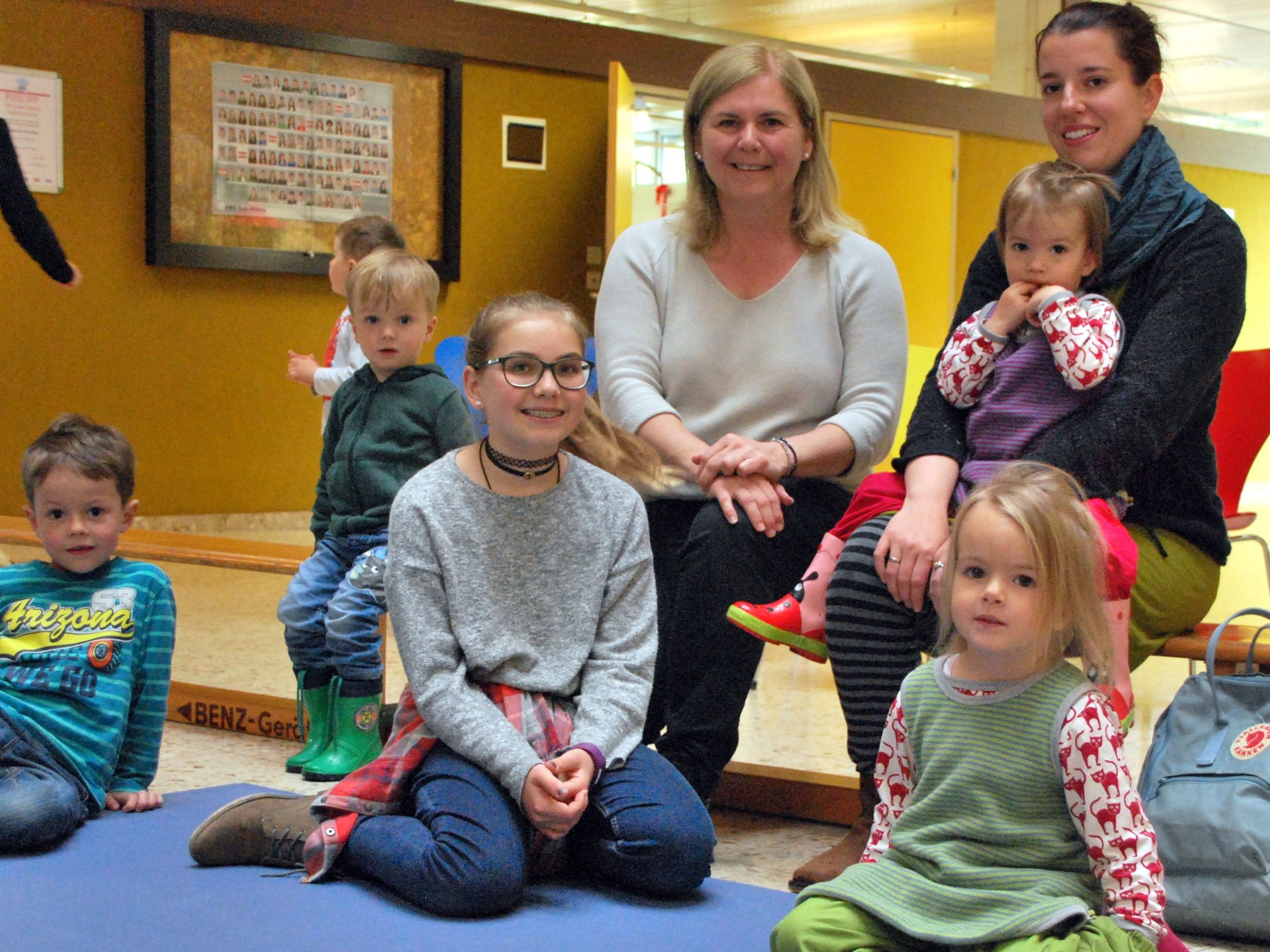 Gespannte Zuschauer freuen sich auf den kleinen Elefanten Gespannte Zuschauer freuen sich auf den kleinen Elefanten