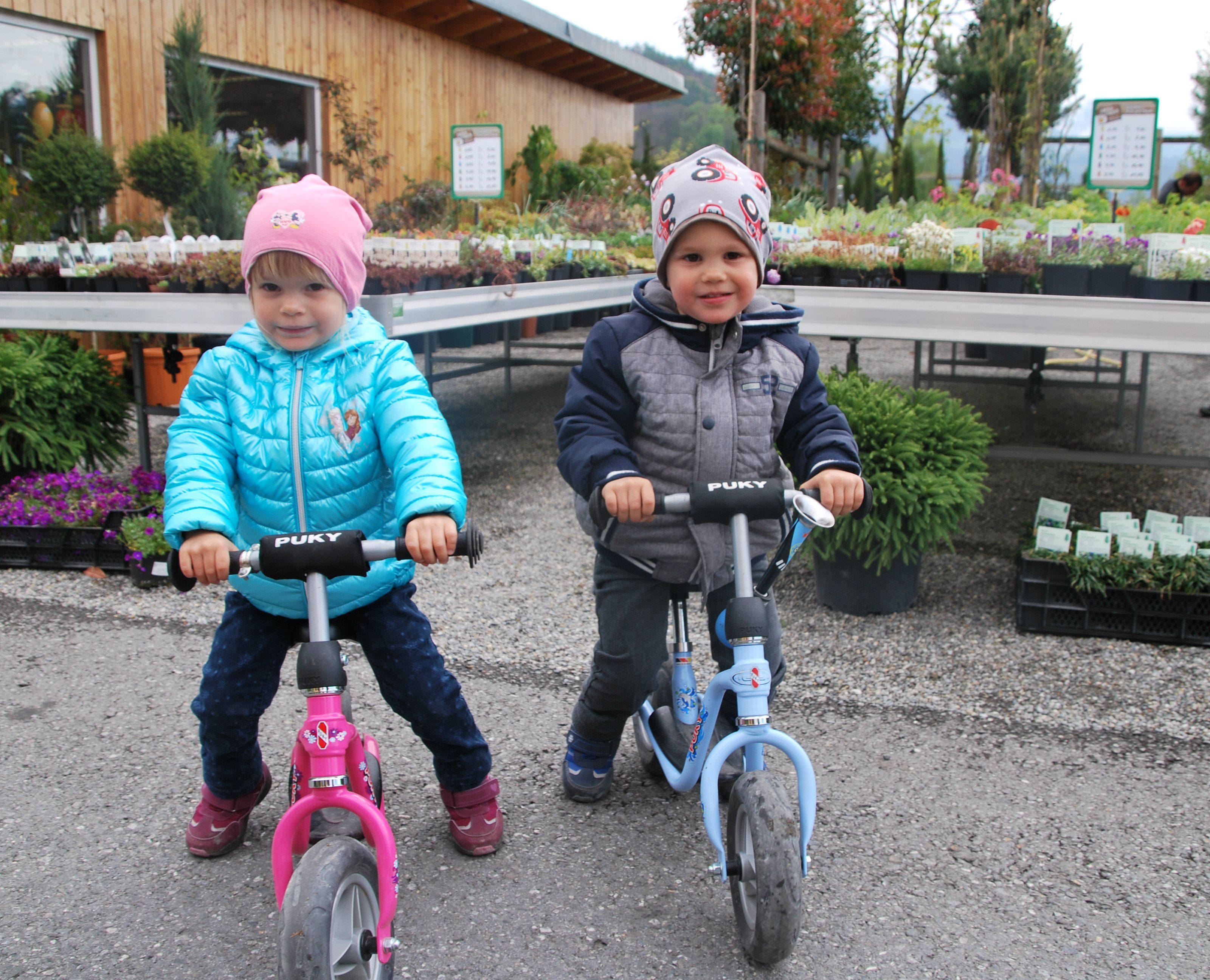 Emily und Noah fühlen sich sichtlich wohl zwischen den Blumenbeeten. Emily und Noah fühlen sich sichtlich wohl zwischen den Blumenbeeten.
