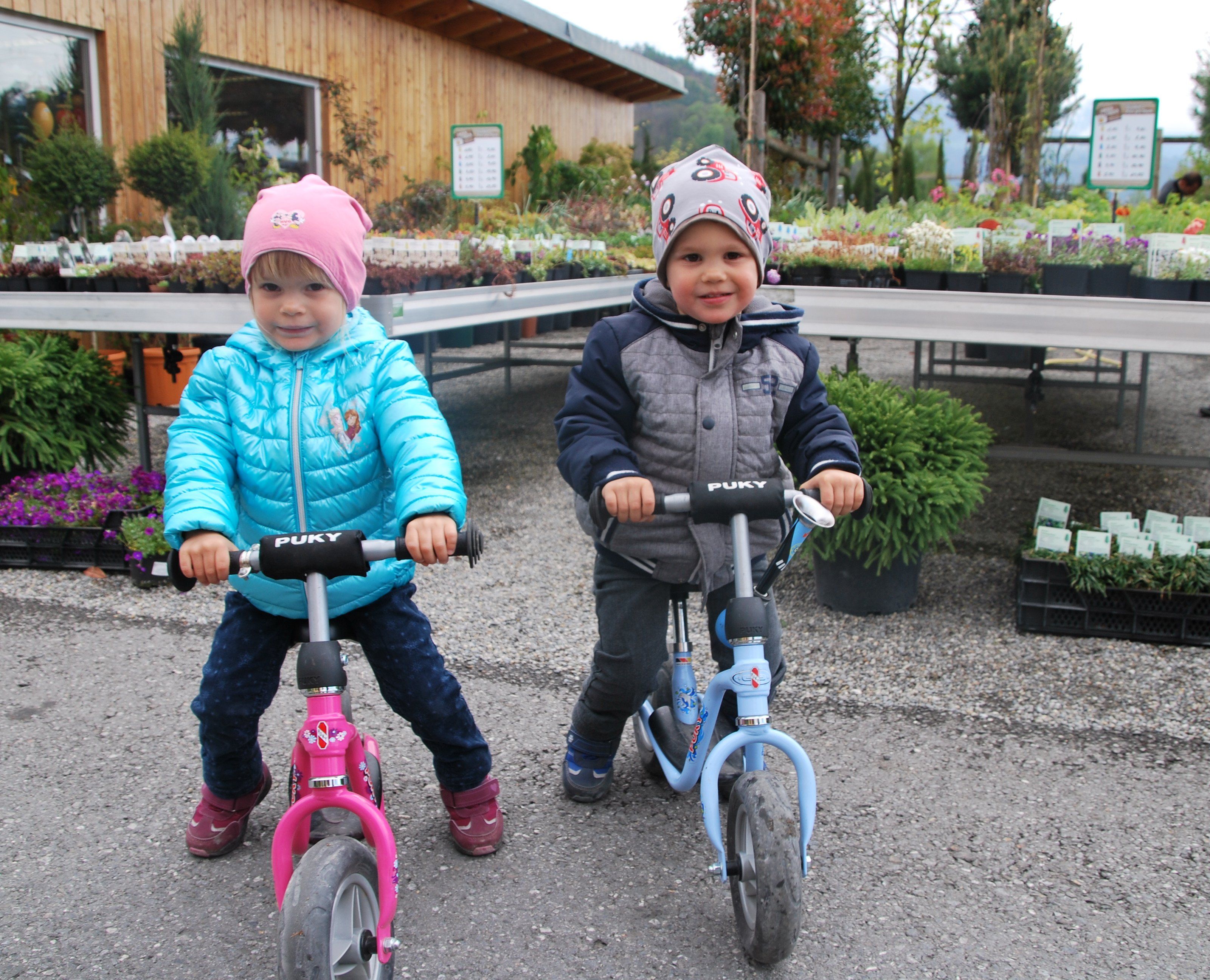 Emily und Noah fühlen sich sichtlich wohl zwischen den Blumenbeeten.