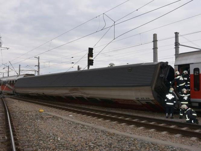 Kollision zweier Züge im Bahnhof Wien-Meidling. Kollision zweier Züge im Bahnhof Wien-Meidling.