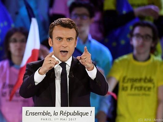 Macron geht als Favorit in die Stichwahl