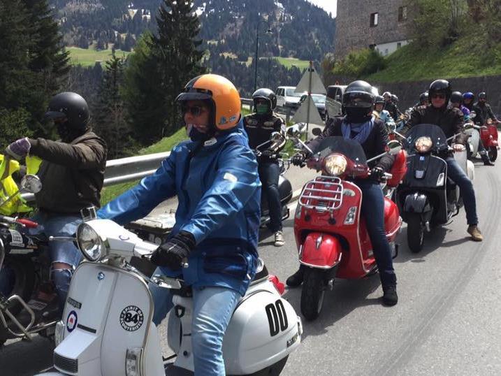 Sorgten für viele Blicke, die über hundert Vespas und Lambrettas, die zur gemeinsamen Ausfahrt von Götzis aus starteten.