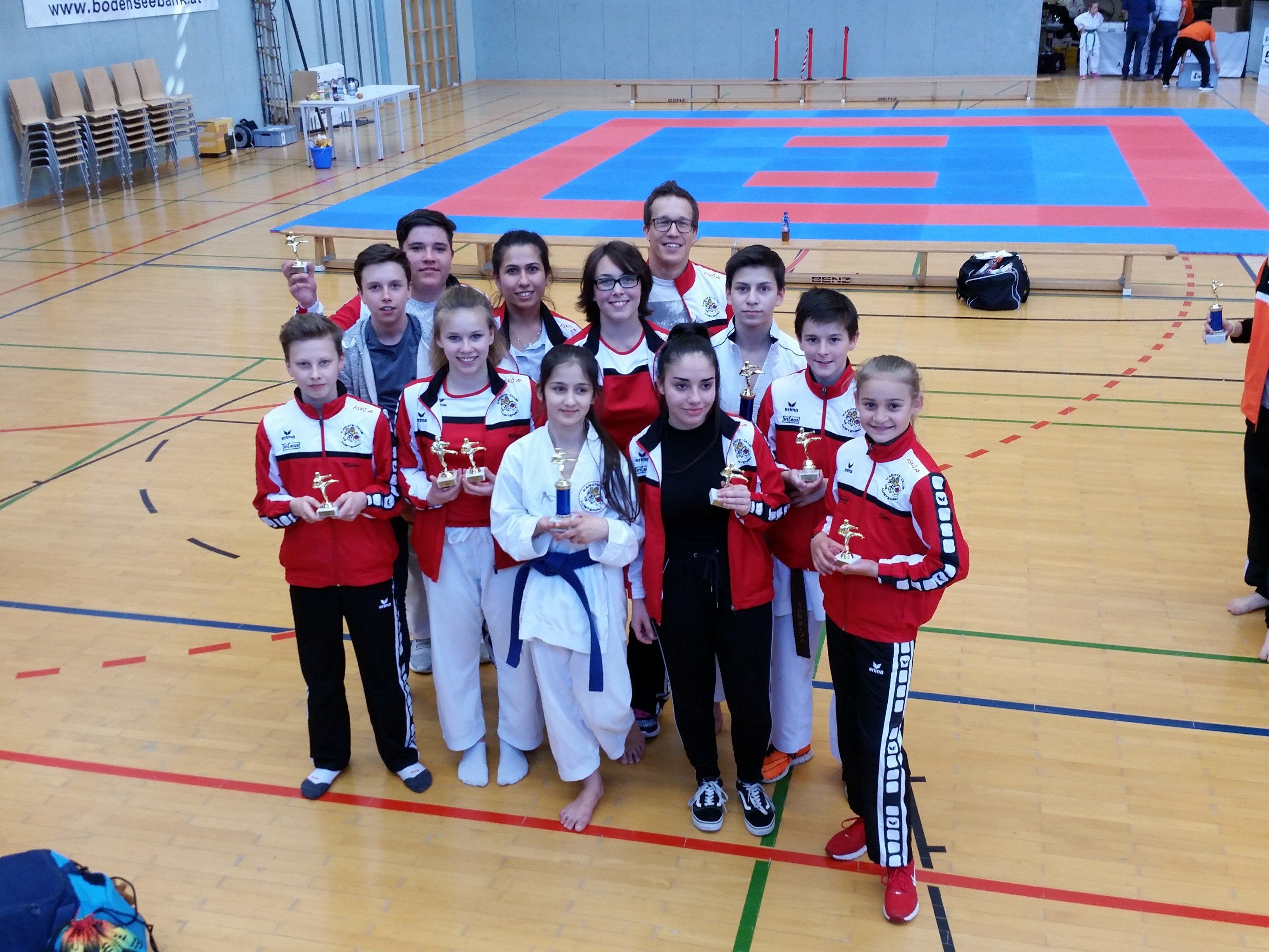 Über insgesamt 14 Medaillen durften sich die Lustenauer Karatesportler beim Nicki-Cup in Höchst freuen. Über insgesamt 14 Medaillen durften sich die Lustenauer Karatesportler beim Nicki-Cup in Höchst freuen.