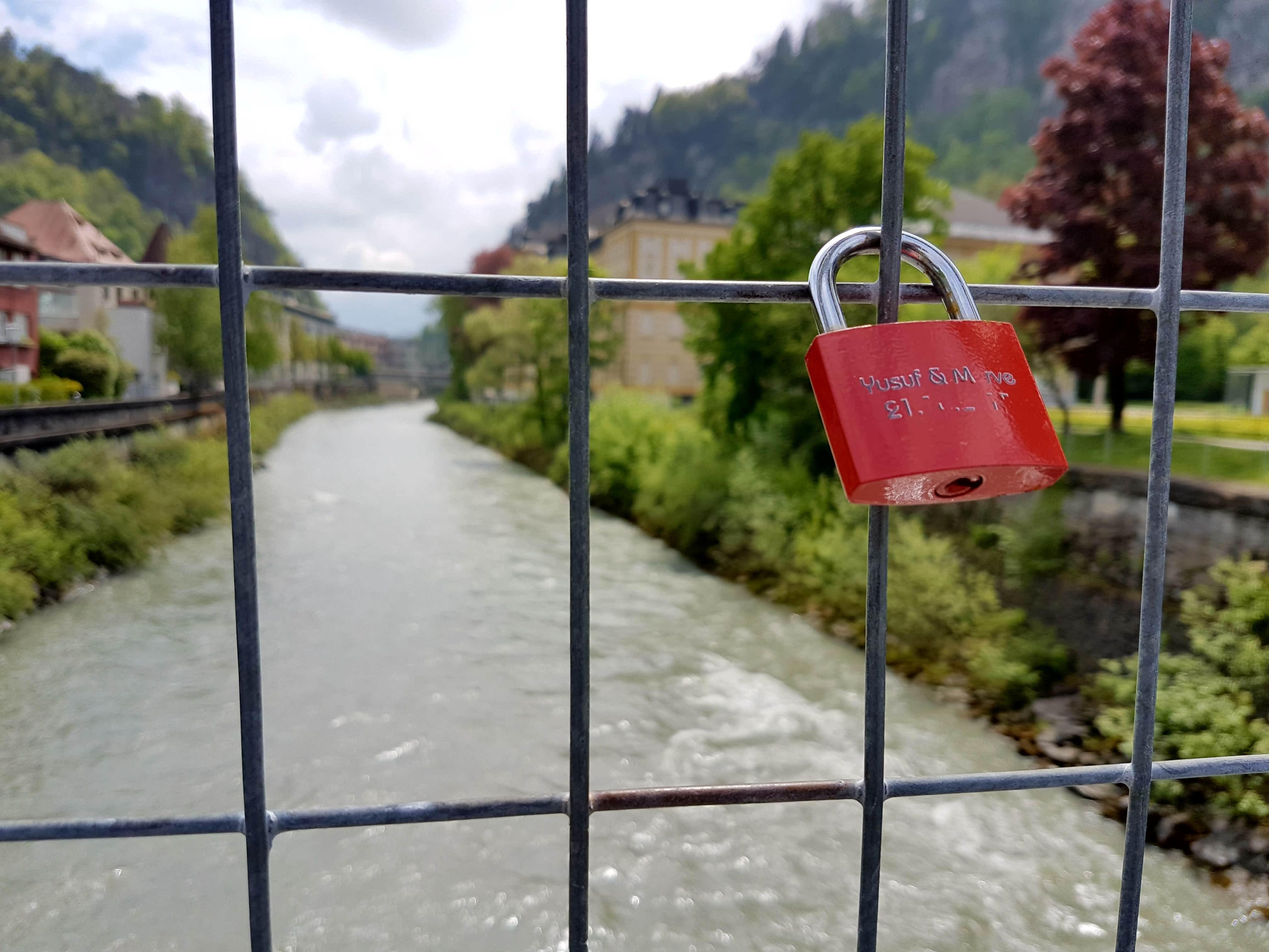 In Feldkirch nur ein kurzweiliger Genuss: Die Liebesschlösser am Illsteg werden regelmäßig entfernt.