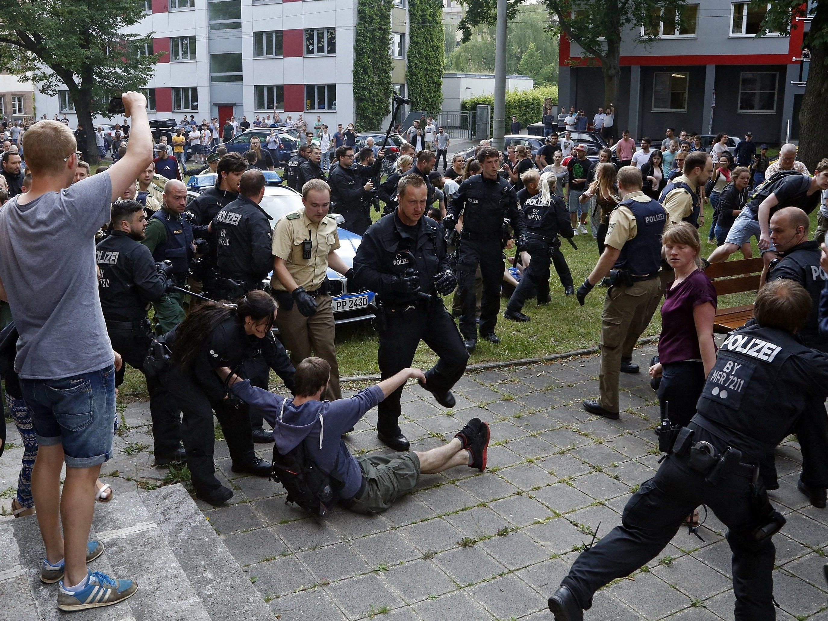Die Einsatzkräfte seien mit einem Fahrrad und zahlreichen Flaschen beworfen worden. Die Einsatzkräfte seien mit einem Fahrrad und zahlreichen Flaschen beworfen worden.