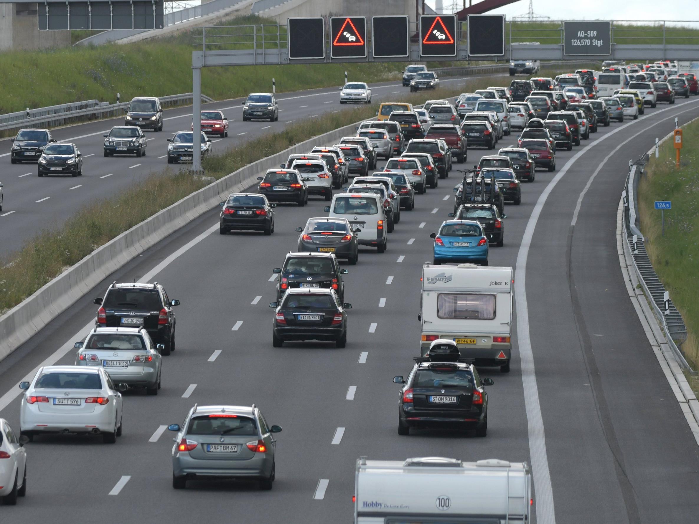 Besonders an den Grenzen wird zu Pfingsten Stau erwartet. Besonders an den Grenzen wird zu Pfingsten Stau erwartet.