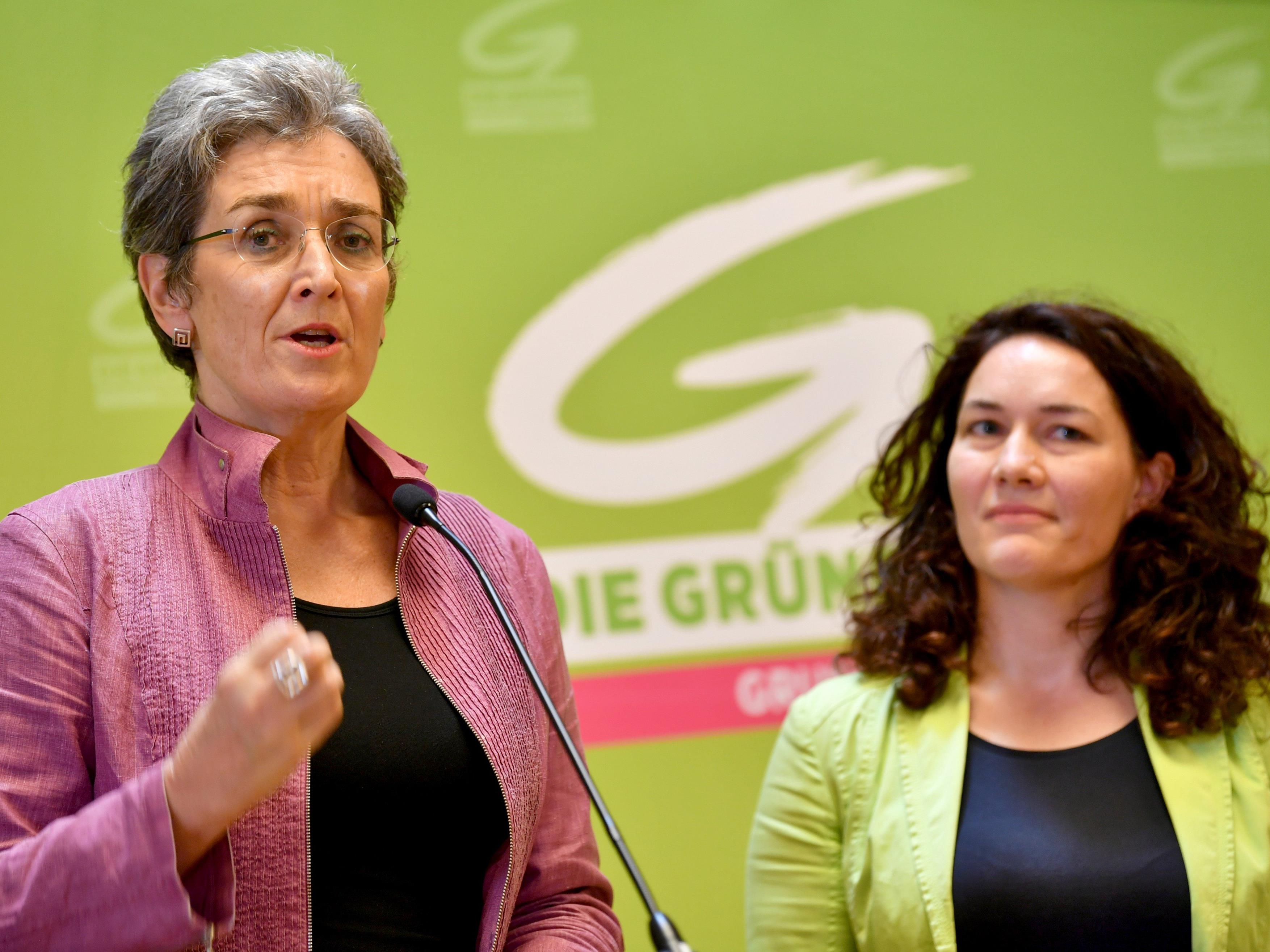 (v.l.) EU-Mandatarin Ulrike Lunacek, Tiroler LHStv. und stellvertretende Bundesvorsitzende Ingrid Felipe übernehmen