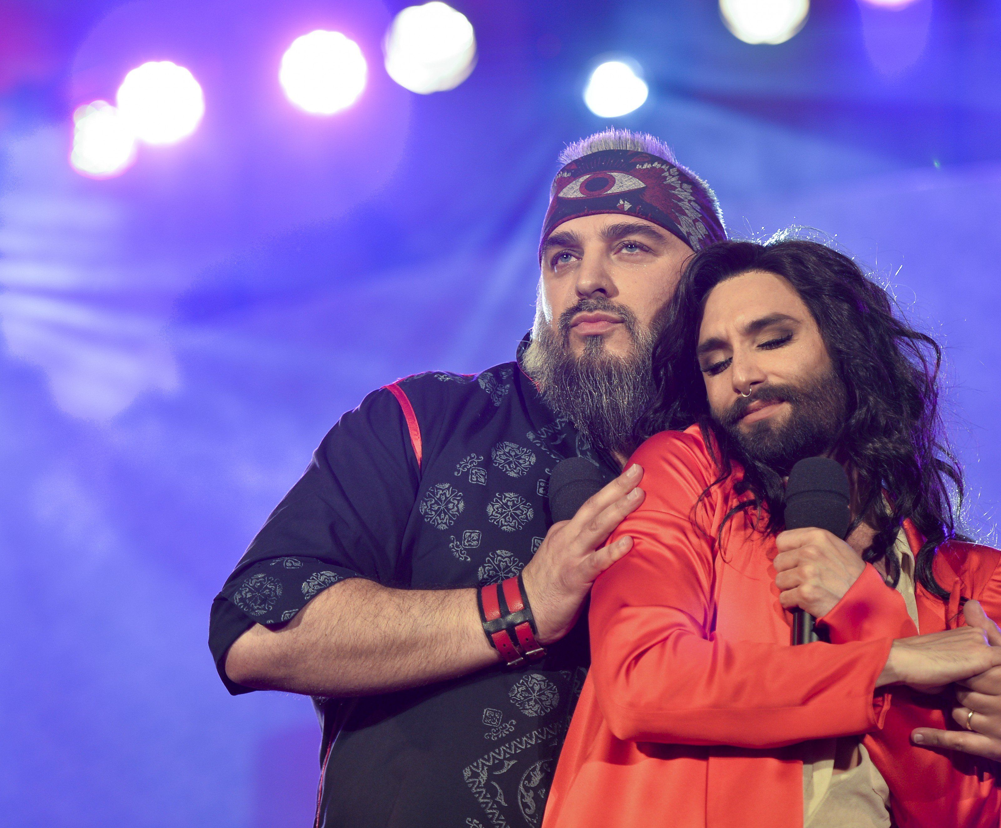 Georgij Alexandrowitsch Makazaria, von der Wiener Band Russkaja, mit Conchita. Georgij Alexandrowitsch Makazaria, von der Wiener Band Russkaja, mit Conchita.