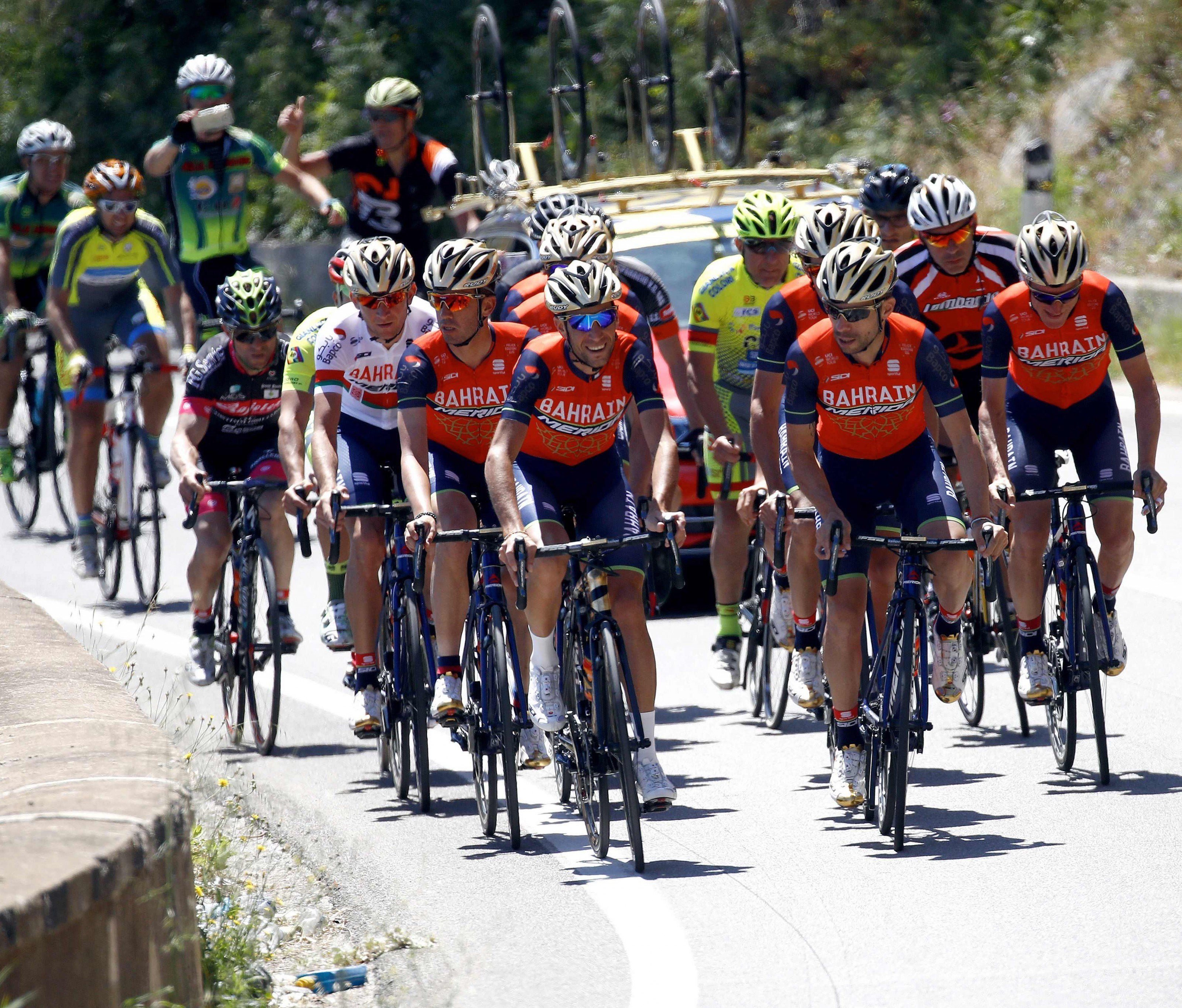 Ein PlayboyHäschen brachte fast die Rennradfahrer zu Fall. Ein PlayboyHäschen brachte fast die Rennradfahrer zu Fall.