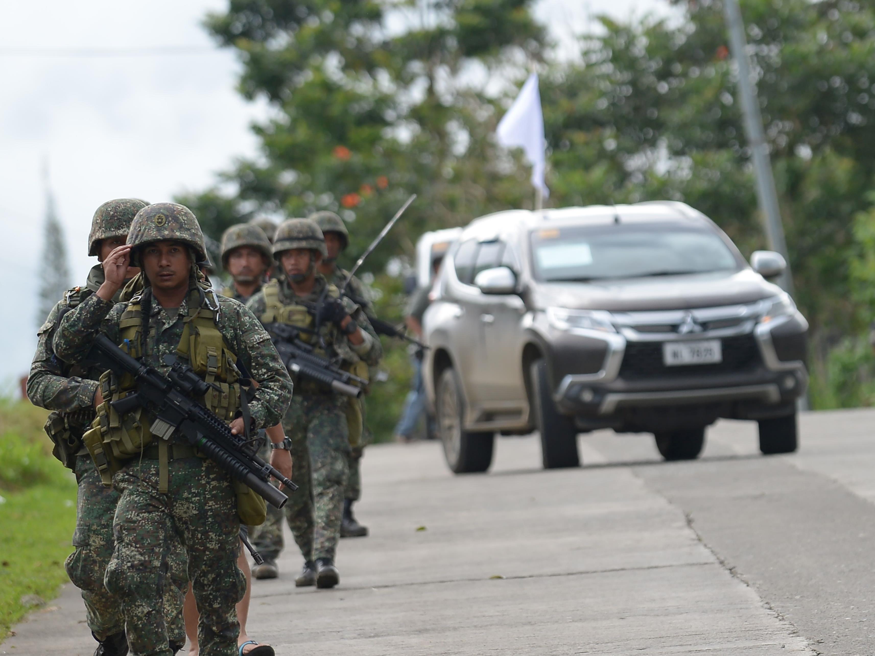 Zahl der Toten bei tagelangen Kämpfen gegen Muslimextermisten in Marawi auf fast hundert gestiegen.