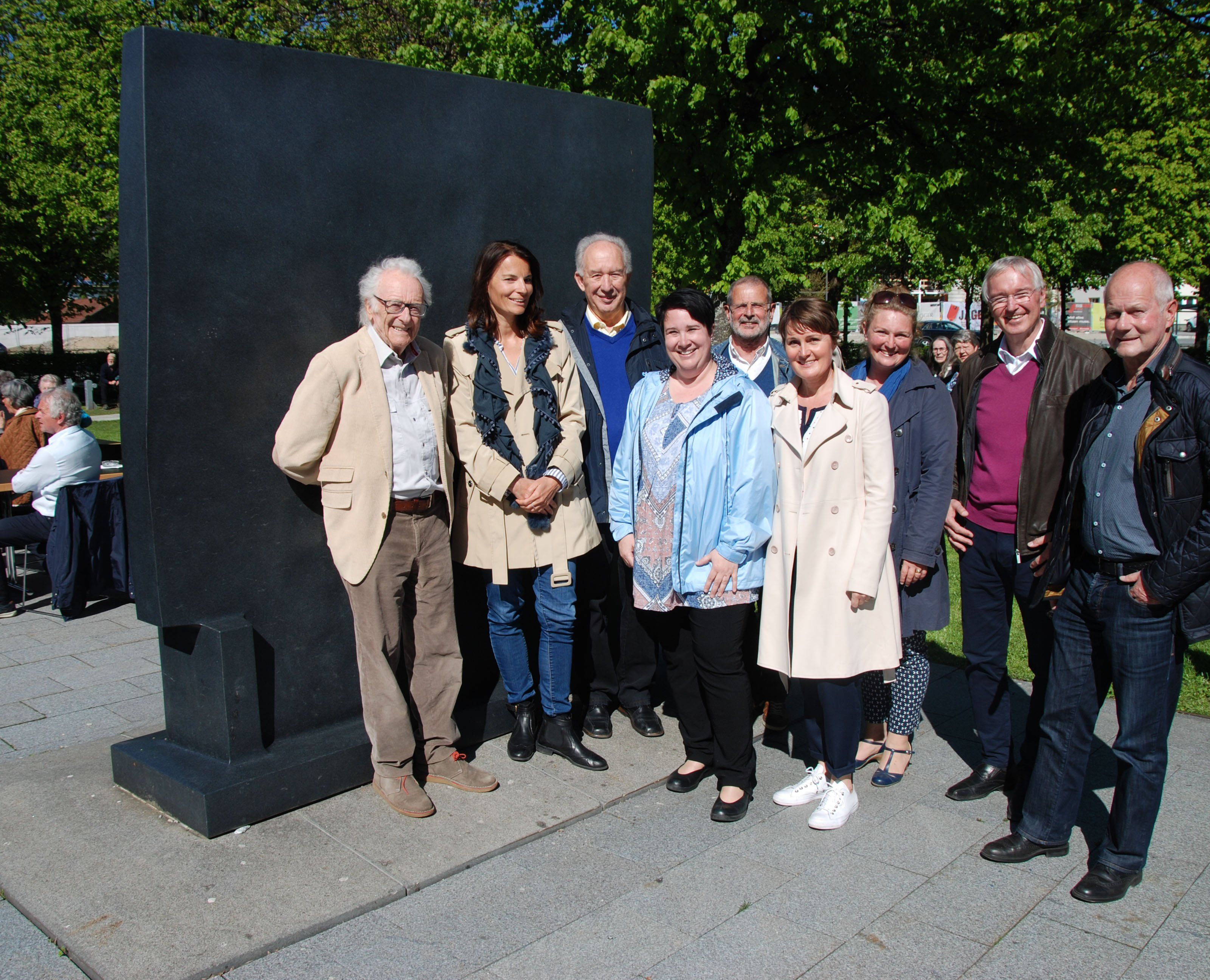 Herbert Albrecht (l.) mit dem Vorstand des Kulturkreises Wofurt vor seinen "Kopf" beim Cubus. Herbert Albrecht (l.) mit dem Vorstand des Kulturkreises Wofurt vor seinen "Kopf" beim Cubus.
