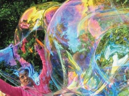 Die Faszination von Riesenseifenblasen gibt es am 28. Mai am Rankweiler Marktplatz.