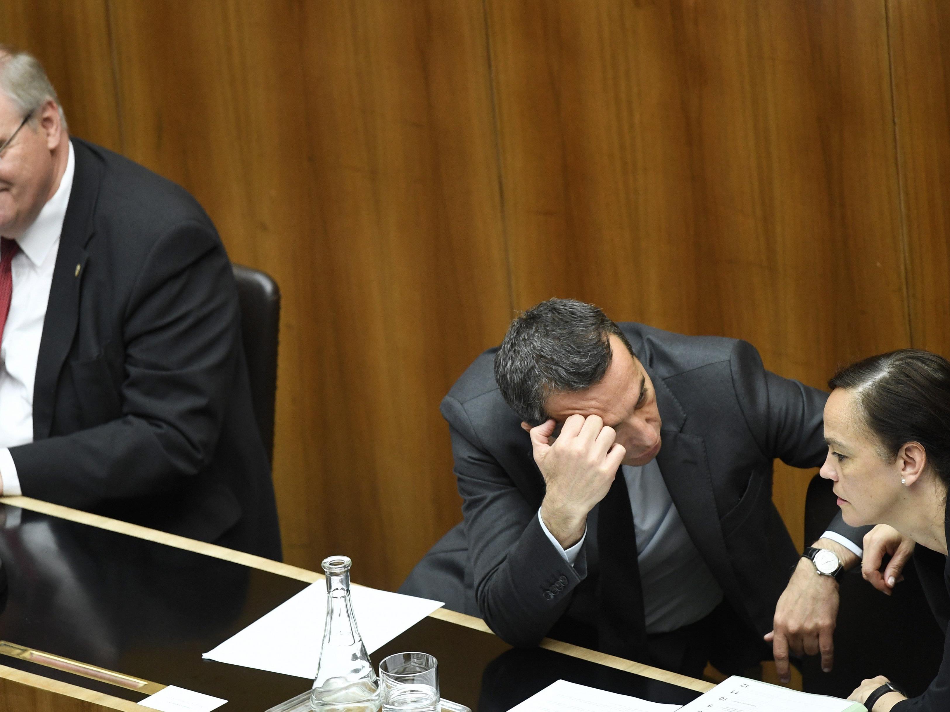 Von links: Vizekanzler, Bundeskanzler und Bildungsministerin im Parlament.