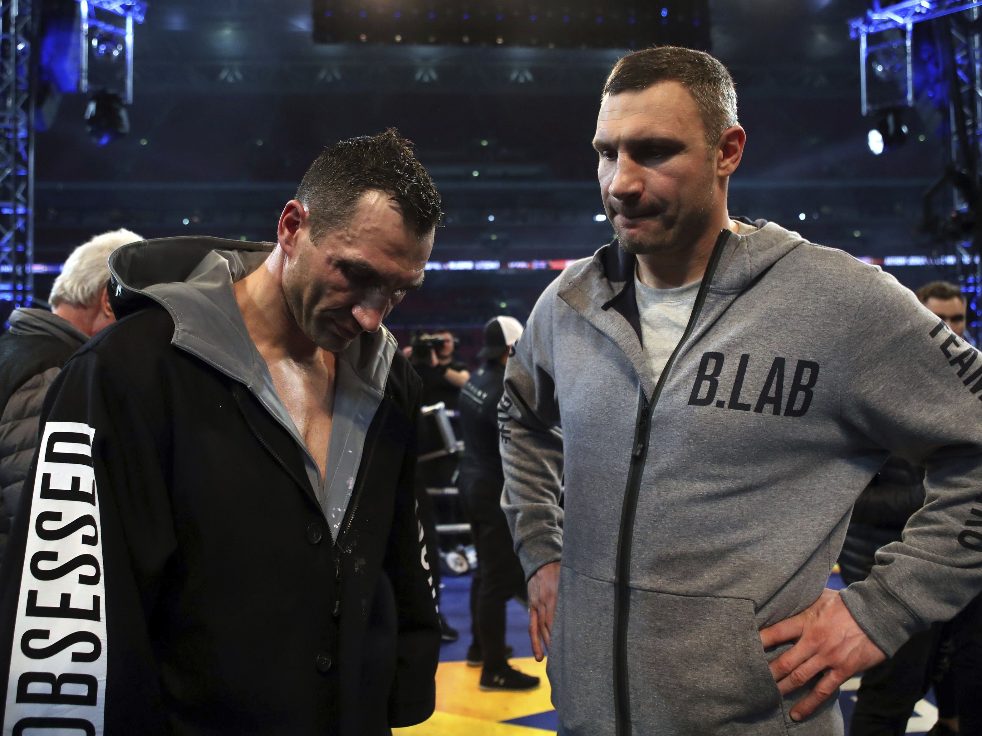 Wladimir Klitschko ist nach der Niederlage sichtlich niedergeschlagen. Wladimir Klitschko ist nach der Niederlage sichtlich niedergeschlagen.