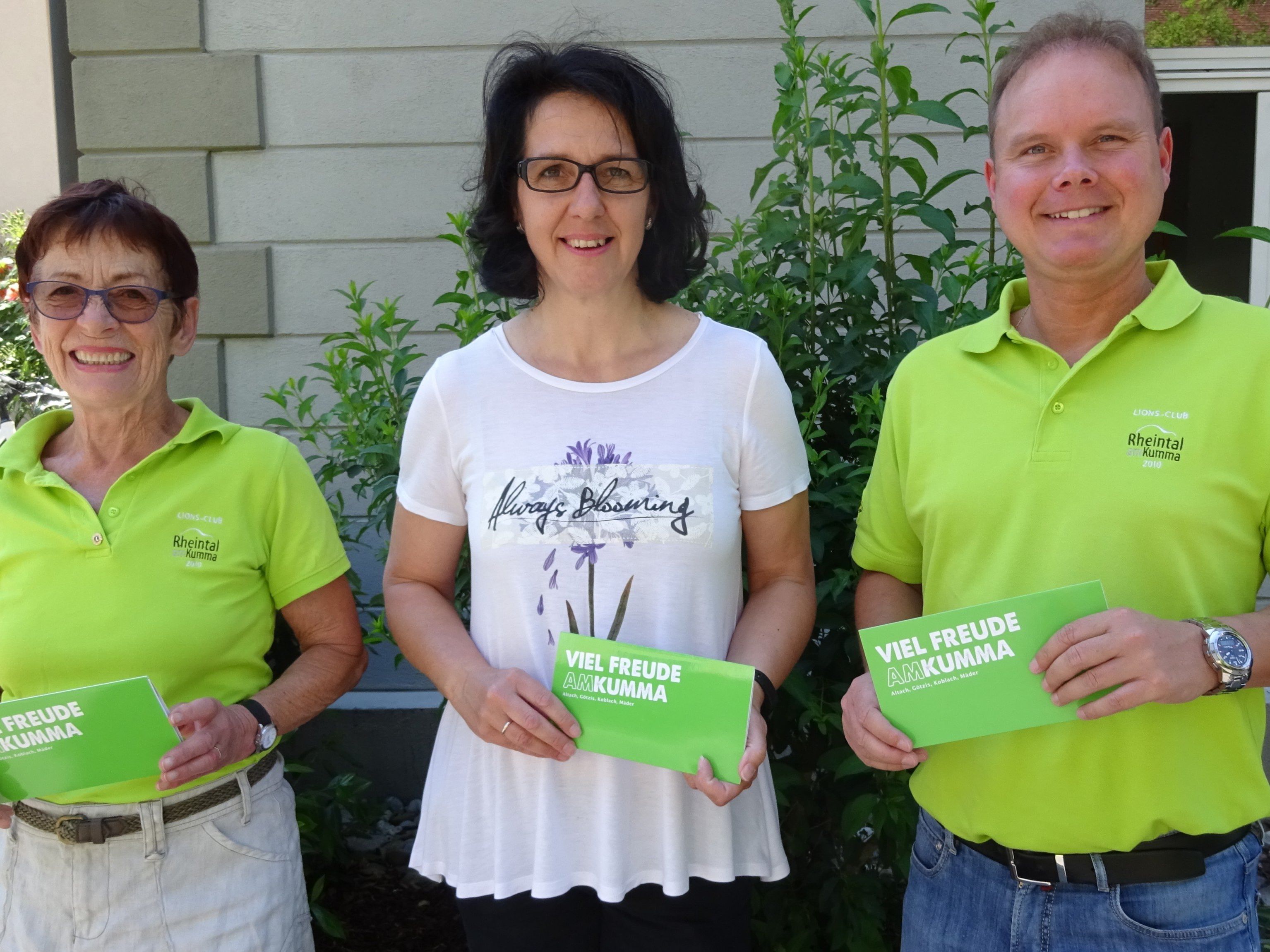 v.l. Tipsy Ritter, Helga Hämmerle (Gemeinde Götzis) und Thomas Lang (Präsident Lions Rheintal amKumma) v.l. Tipsy Ritter, Helga Hämmerle (Gemeinde Götzis) und Thomas Lang (Präsident Lions Rheintal amKumma)