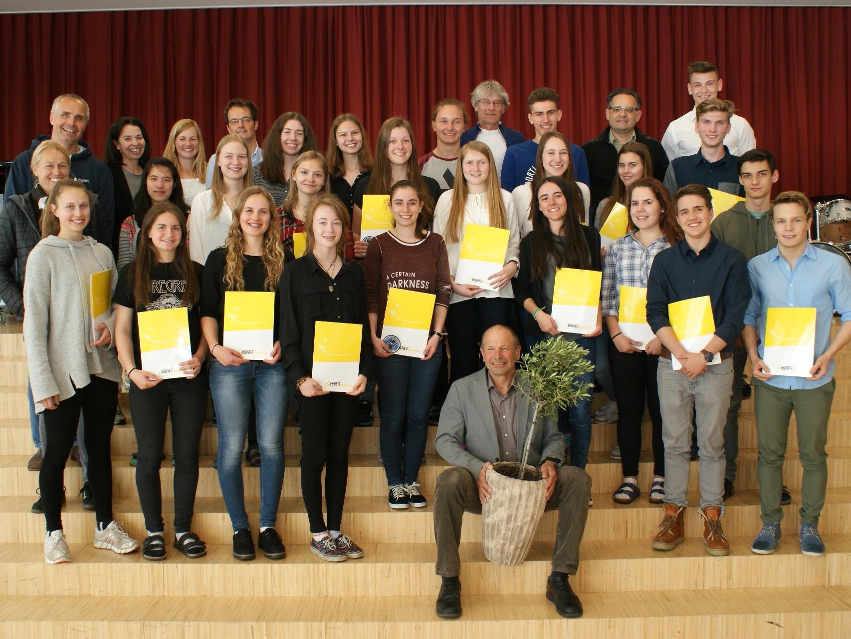 25 neue FIT-InstruktorInnen der 7. Klasse Gesundheit & Bewegung des Bludenzer Gymnasiums durften ihre staatlich anerkannten Diplome entgegennehmen.