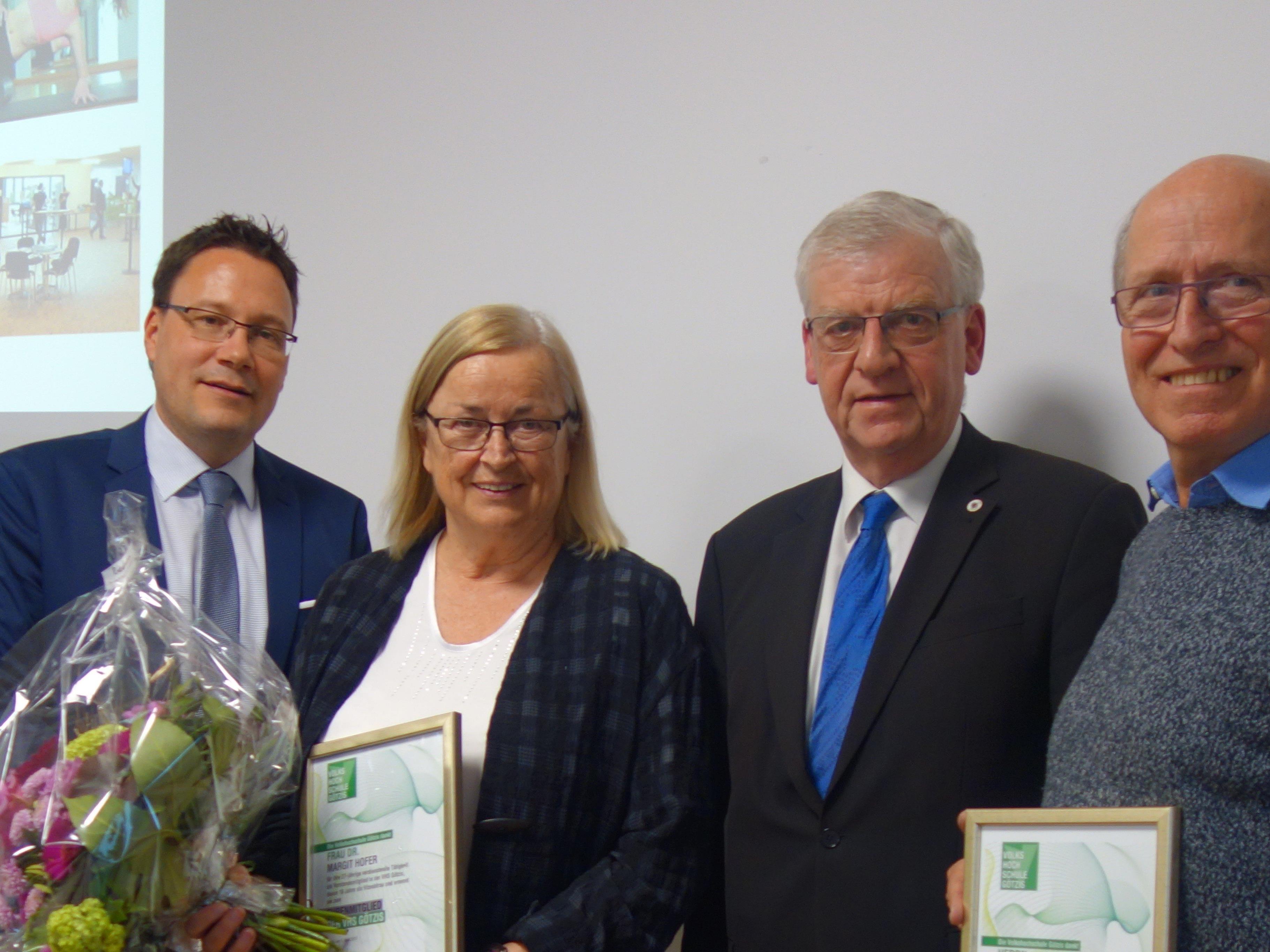Vorsitzender Türtscher und GF Fischnaller ehren die neuen Ehrenmitglieder Margit Hofer und Christoph Steininger