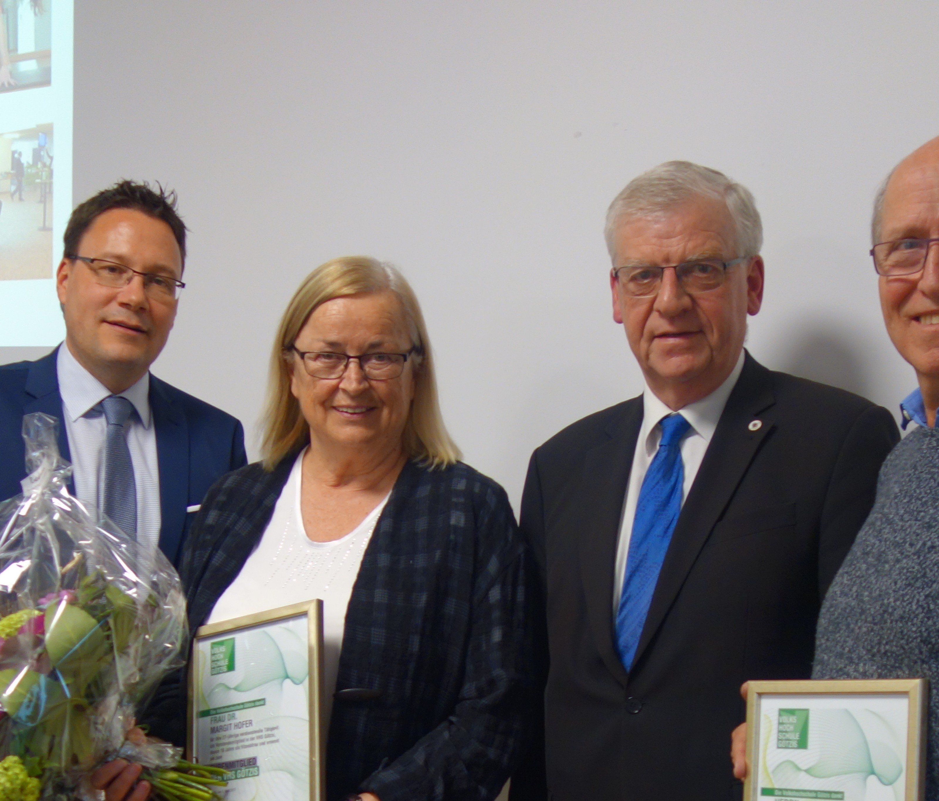 Vorsitzender Türtscher und GF Fischnaller ehren die neuen Ehrenmitglieder Margit Hofer und Christoph Steininger