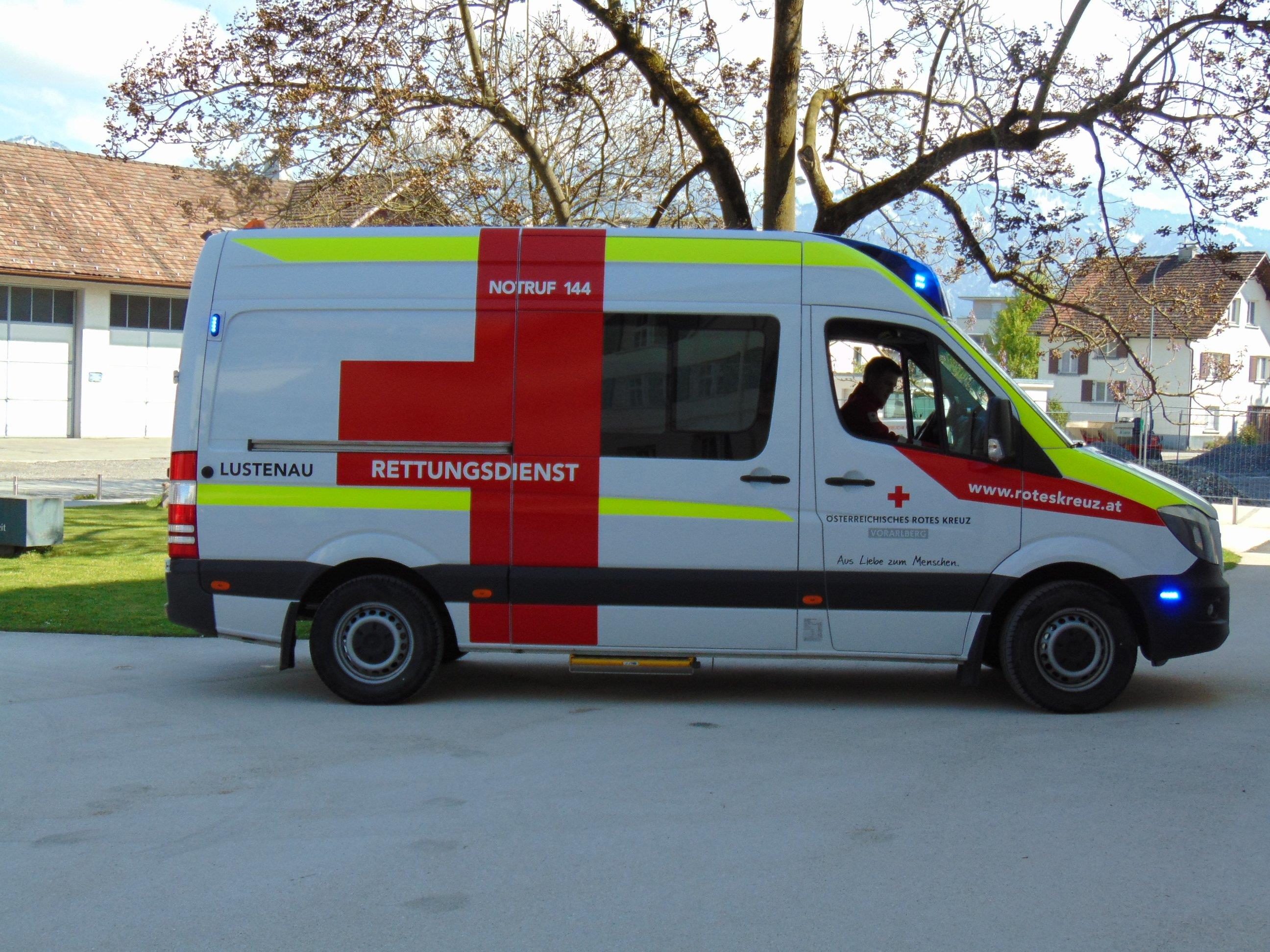 Die neuen Einsatzfahrzeuge in Lustenau erhalten den kirchlichen Segen