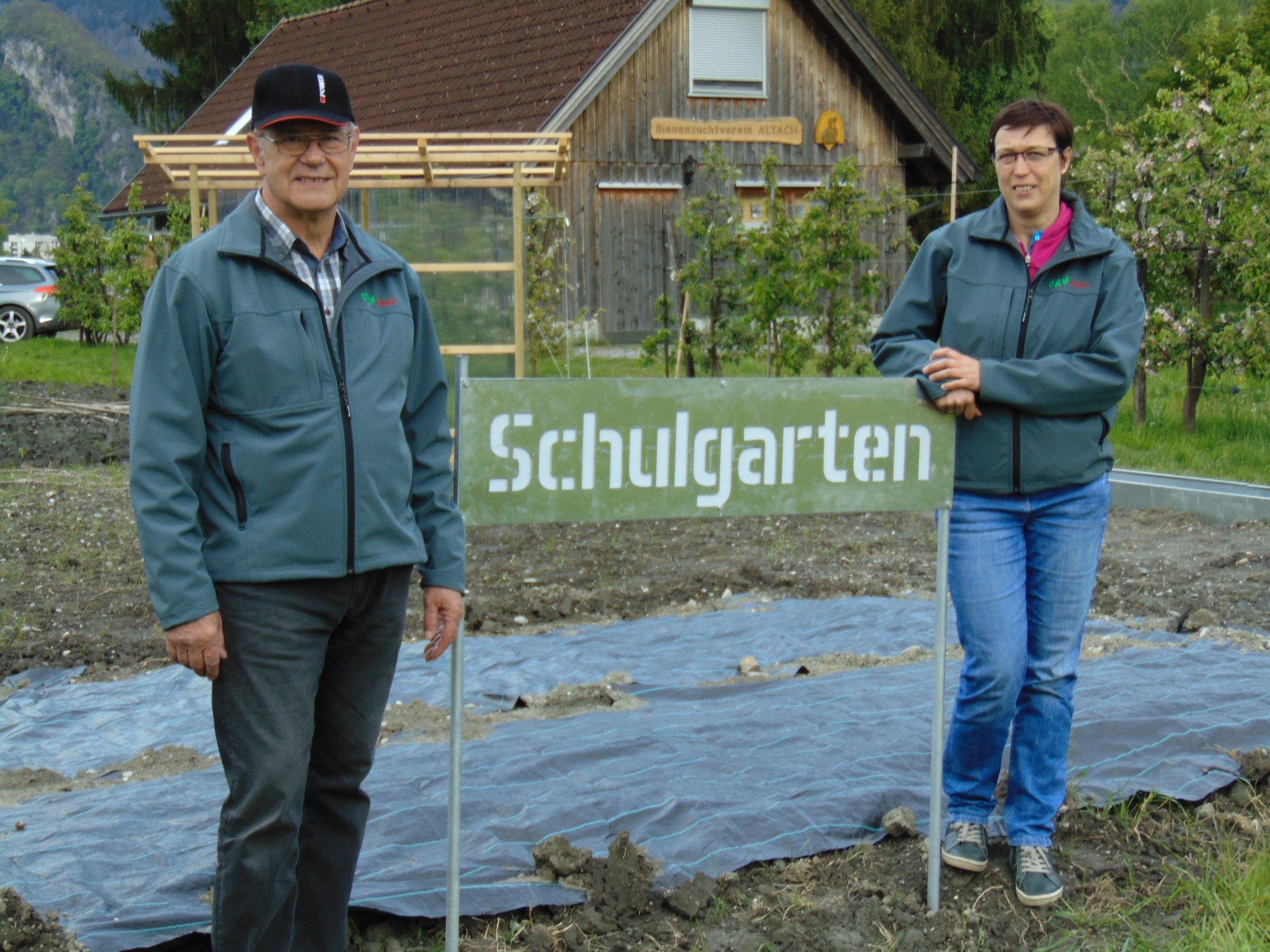 Sieglinde Ettl und Gerd Thaler vor dem neuen Schulgarten beim OGV Altach