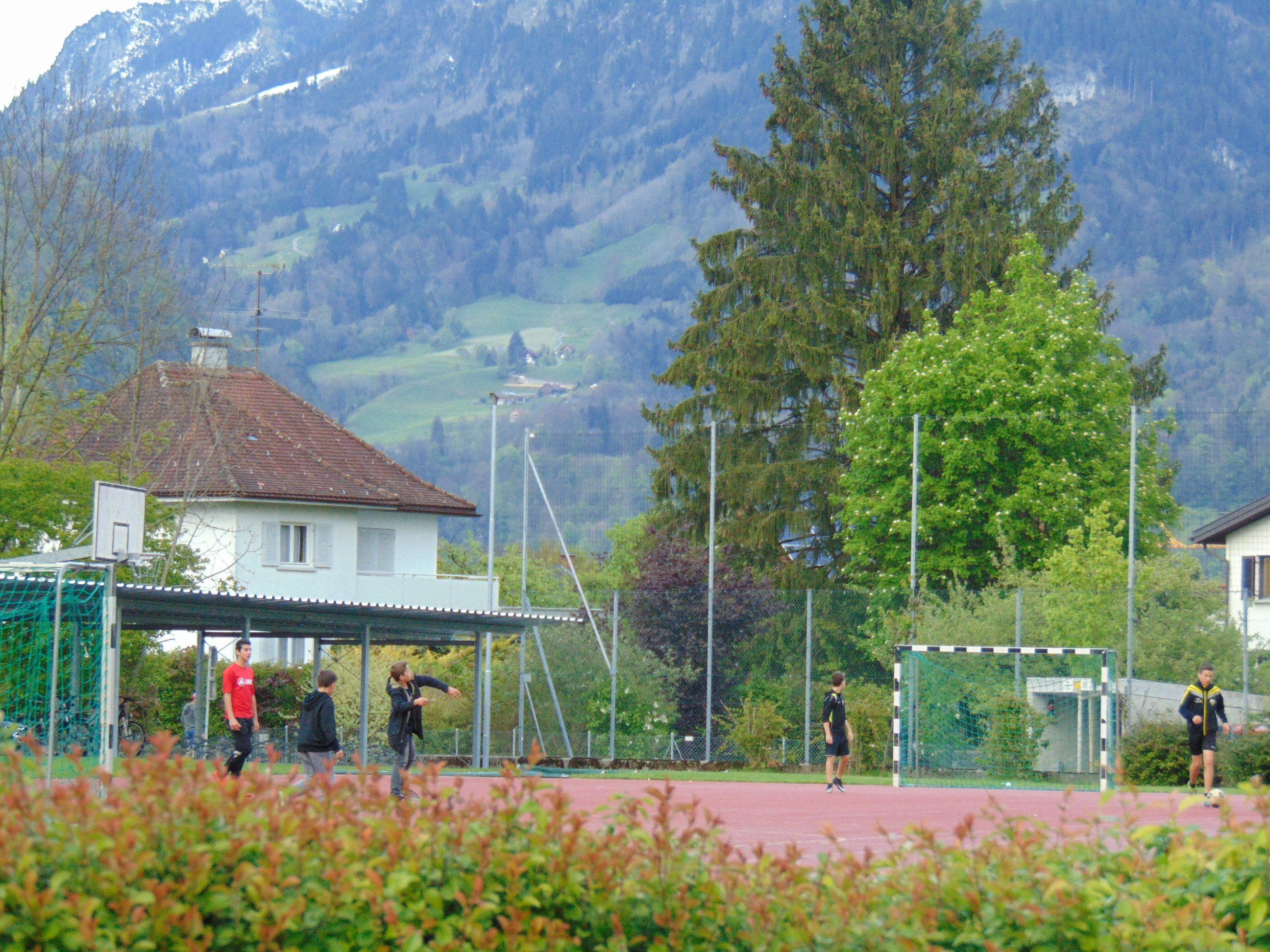Der Sportplatz bei der Mittelschule ist ein beliebter Treffpunkt der Jugendlichen Der Sportplatz bei der Mittelschule ist ein beliebter Treffpunkt der Jugendlichen