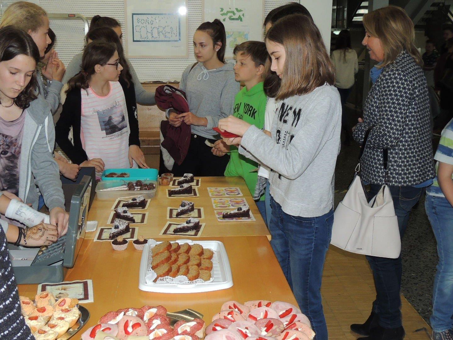Die fleißigen Kuchenverkäufer(innen) mit ihrer Lehrerin Frau Prof. Riezler-Pregenzer