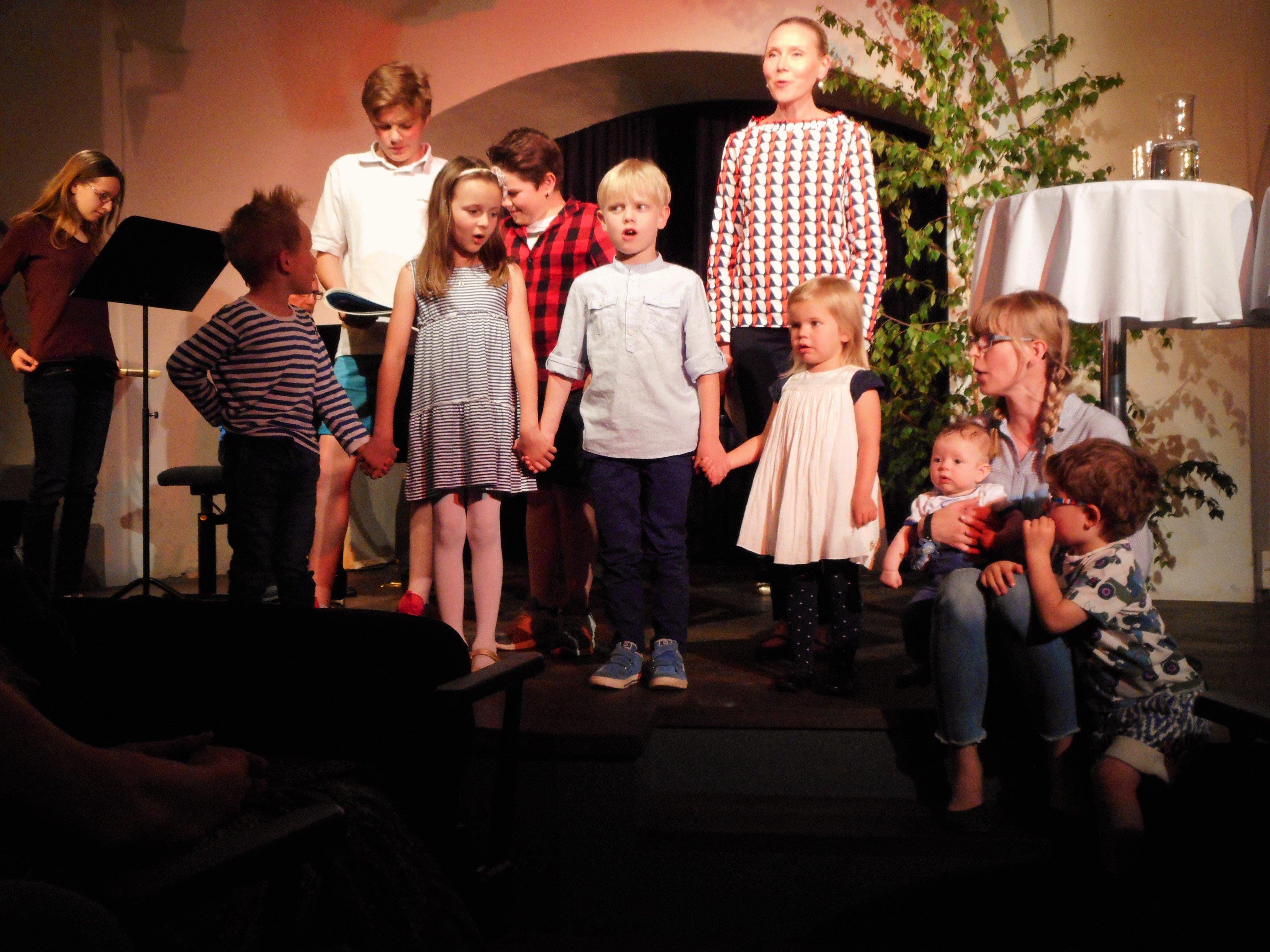 Der kleine Chor der Finnischen Schule in Dornbirn entzückte mit Liedern aus dem neuen Buch.