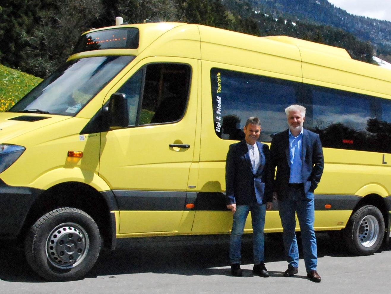Bgm. Walter Rauch und Dreiklang-GF Matthias Mayr freuen sich über die neue Busverbindung