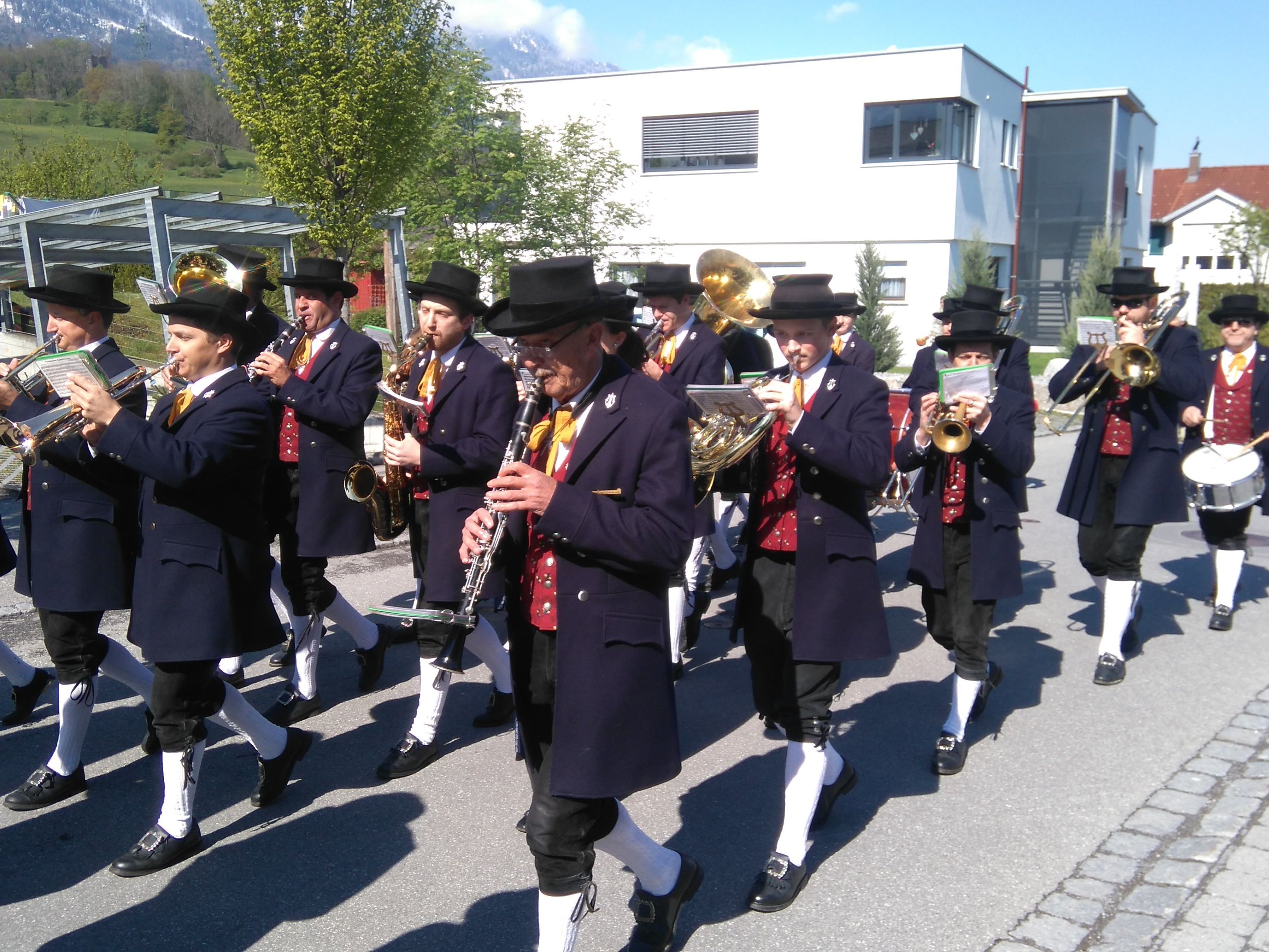 12,5 km marschierten die MusikantInnen beim Tag der Blasmusik spielend durchs Dorf. 12,5 km marschierten die MusikantInnen beim Tag der Blasmusik spielend durchs Dorf.