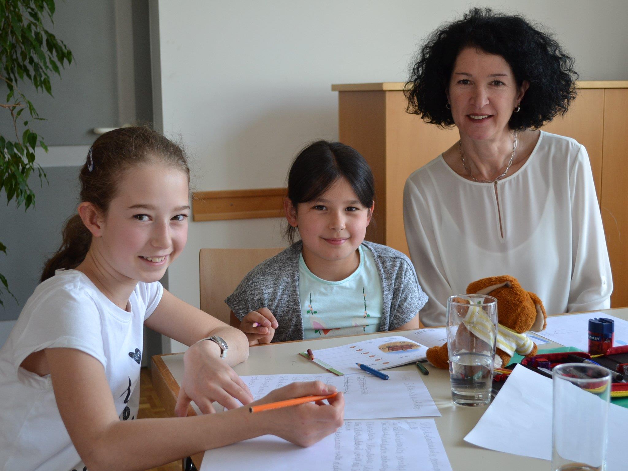 Manuela Gabrielli unterstützt jeden Donnerstagnachmittag ehrenamtlich die Kinder im Lerncafé Emil.