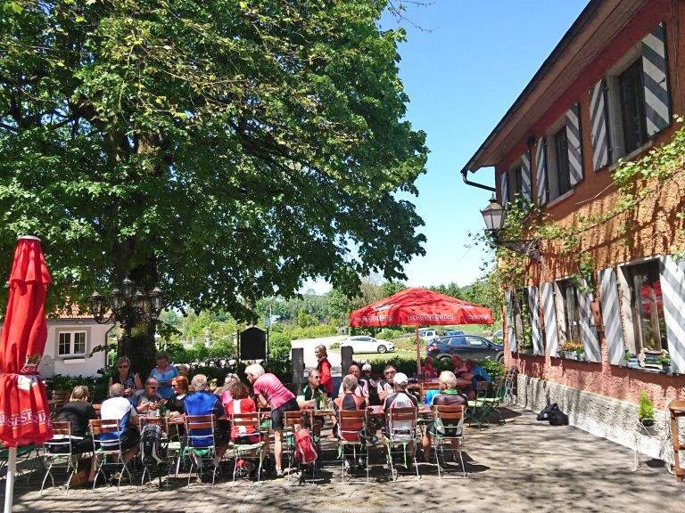 Radteam per pedales bei der Mittagsrast im Gutsgasthof Bad Laimnau