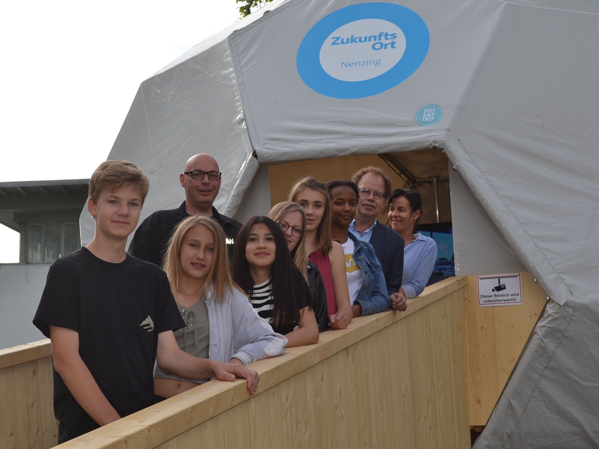Jugendliche gestalteten die erste Ausstellung in der Nenzinger „Future Zone“. Jugendliche gestalteten die erste Ausstellung in der Nenzinger „Future Zone“.