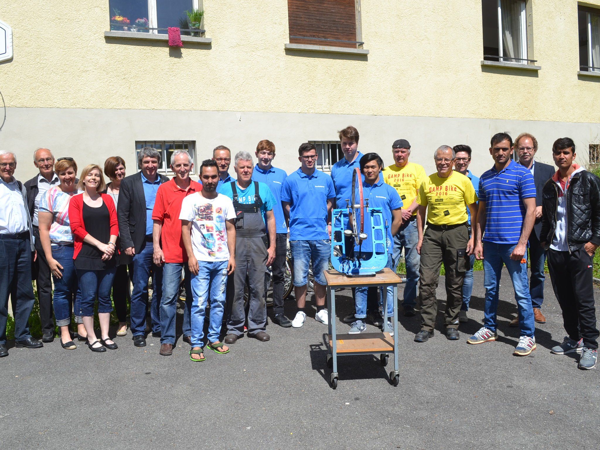 Gruppenbild als Erinnerung an ein erfolgreiches Projekt. Gruppenbild als Erinnerung an ein erfolgreiches Projekt.