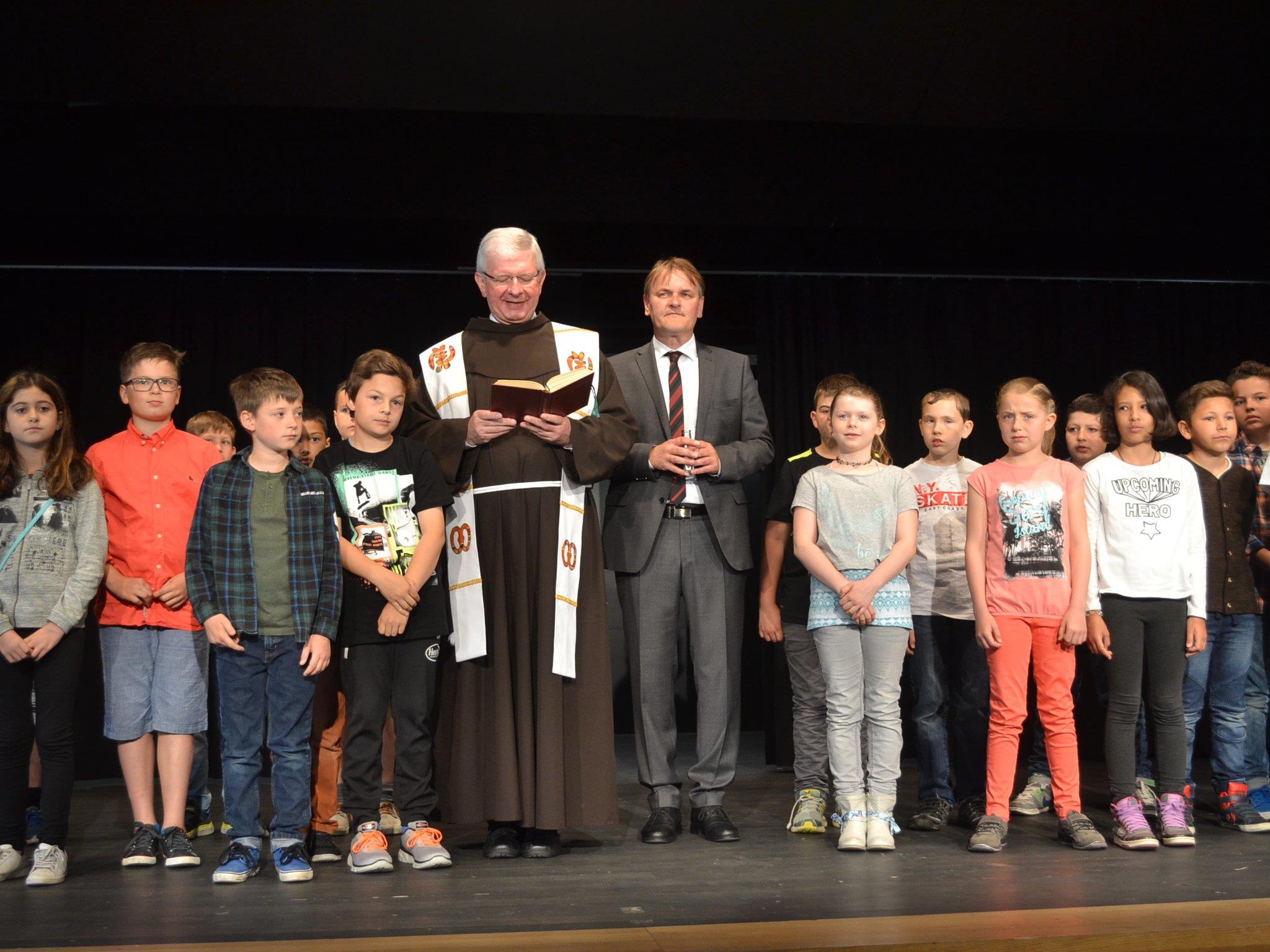 Pater Adrian Buchtzik nahm mit dem Bürgermeister als „Ministrant“ sowie den Volksschulkindern die Segnung vor.