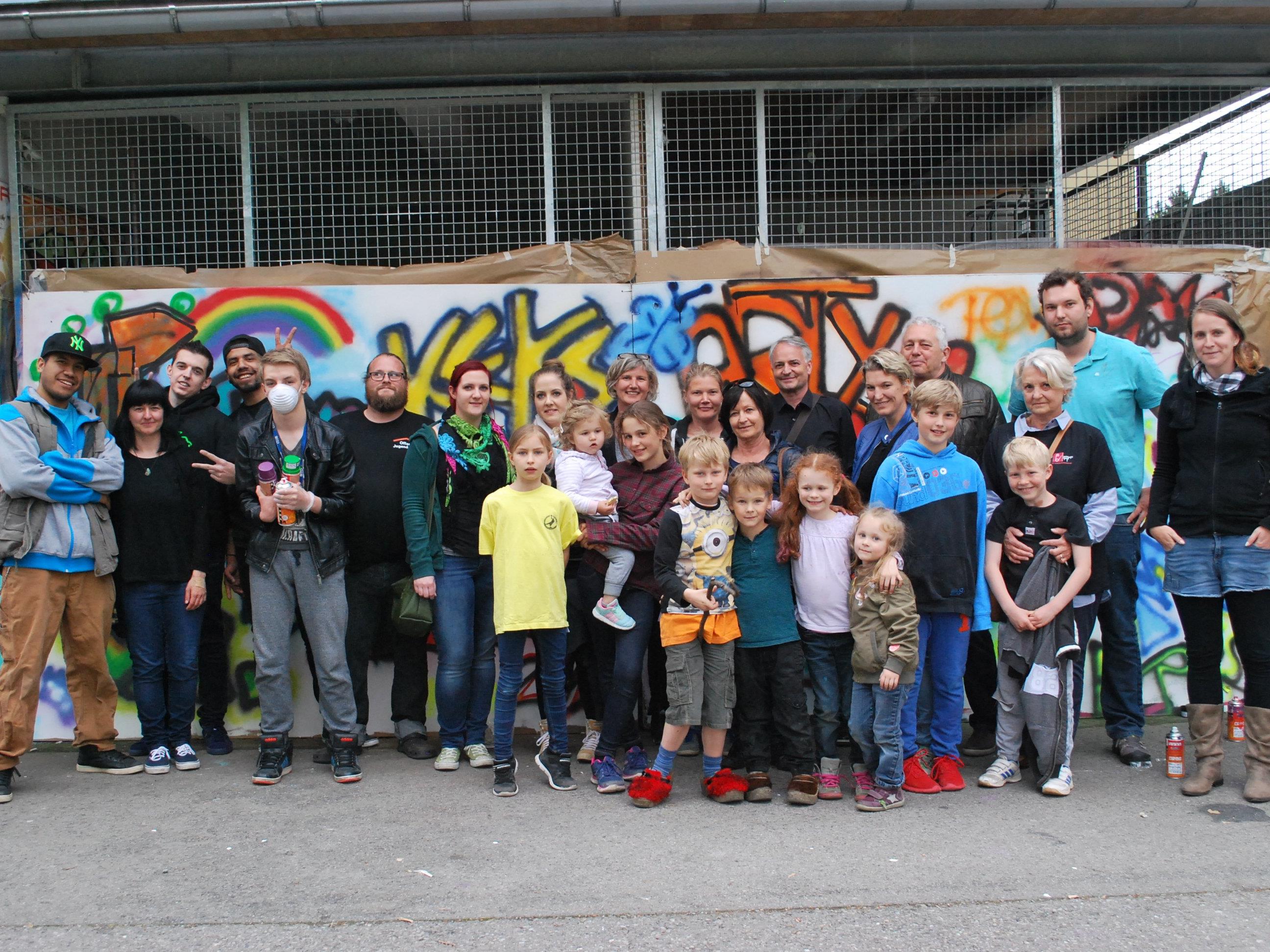 Gelebte Toleranz: Die Teilnehmer des Graffiti Workshops und Tommy Galido, Nina Humpeler (l) und Thomas Kaiser (6. vl) von der OJAD.
