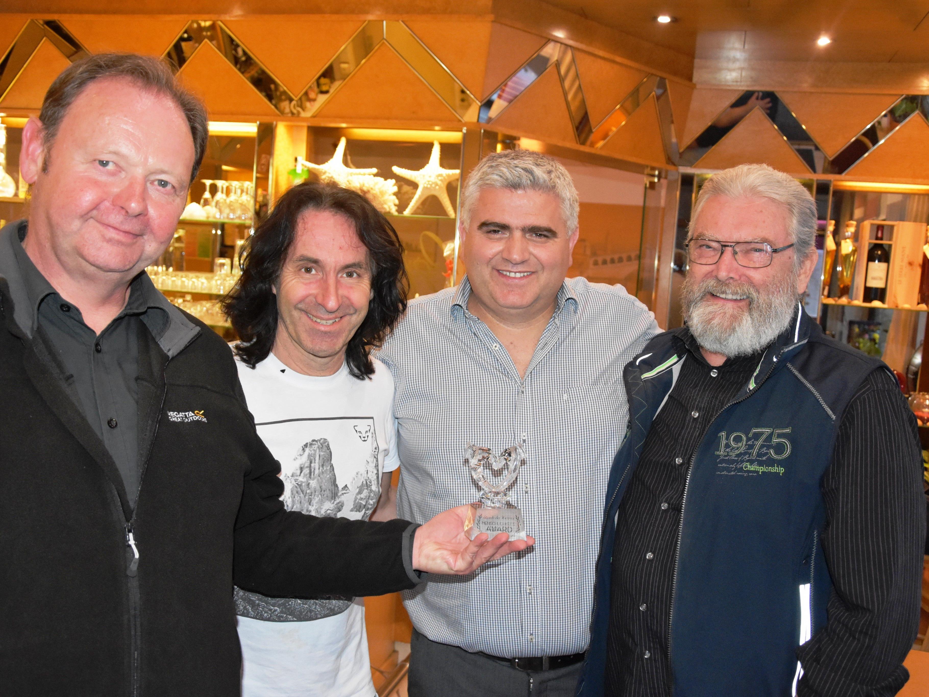 Wilfried Schuler mit dem Award der Menschlichkeit, Joe Fritsche, Pizzeriachef Antonio und Dieter Reimers beim Kosovoabend in Bludenz