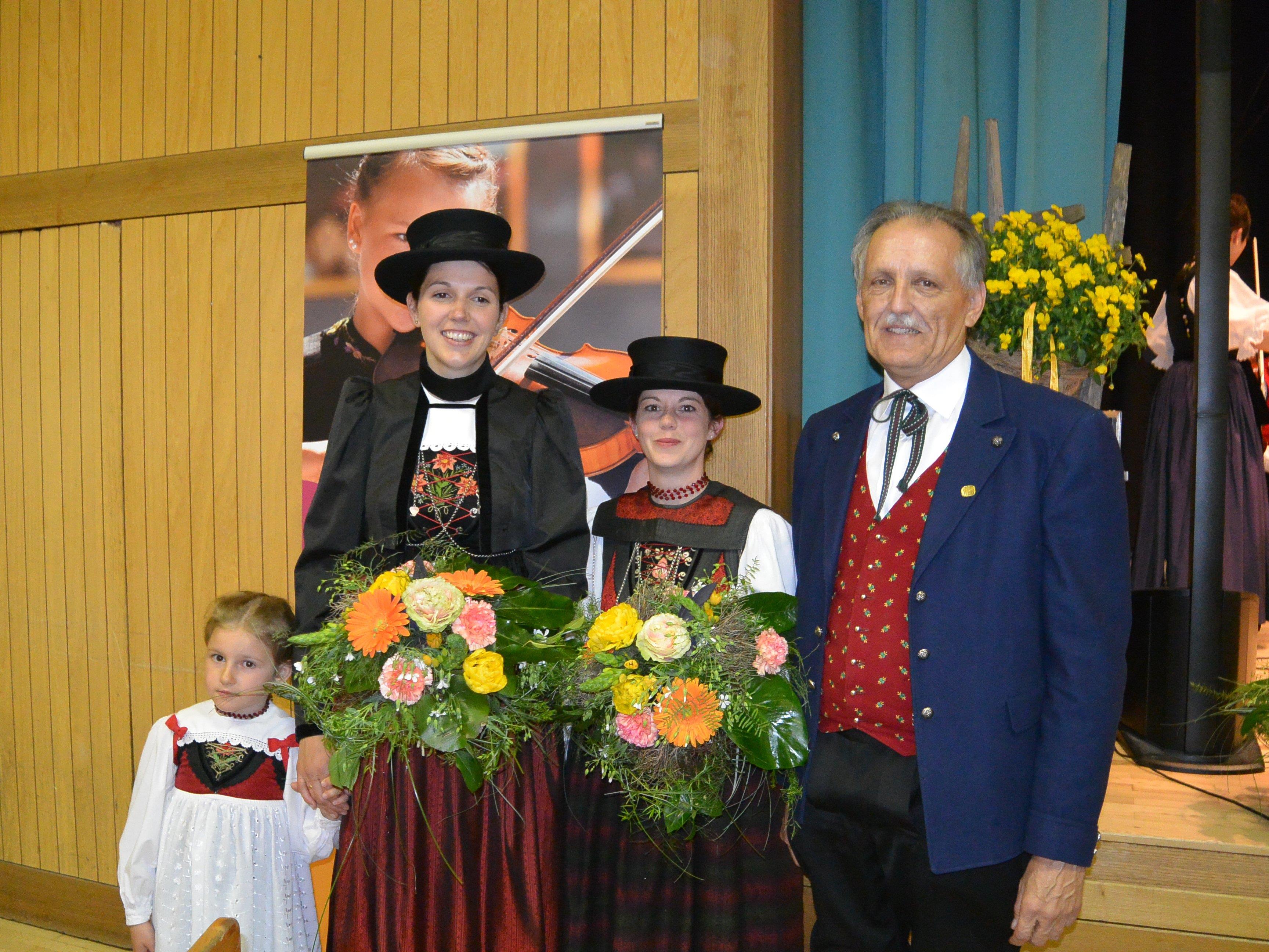 Emilia, Bianca und Verena mit Eugen Burtscher vom Landestrachtenverband