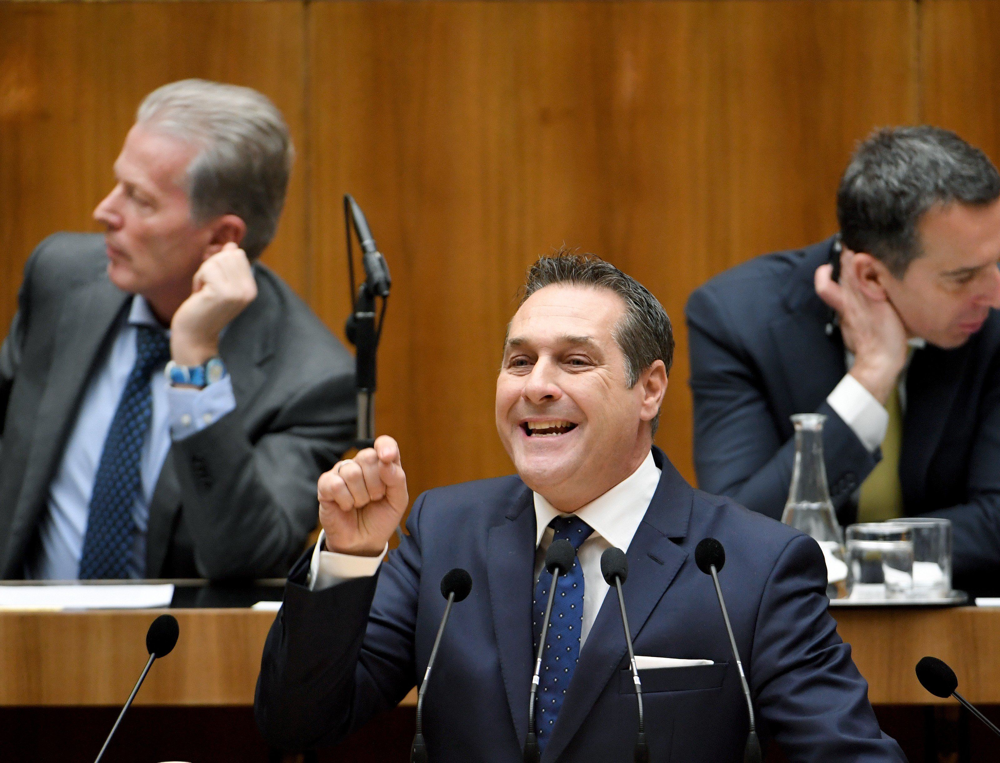 HC Strache reagierte als einer der ersten Bundespolitiker den Mitterlehner-Rücktritt via Facebook. HC Strache reagierte als einer der ersten Bundespolitiker den Mitterlehner-Rücktritt via Facebook.