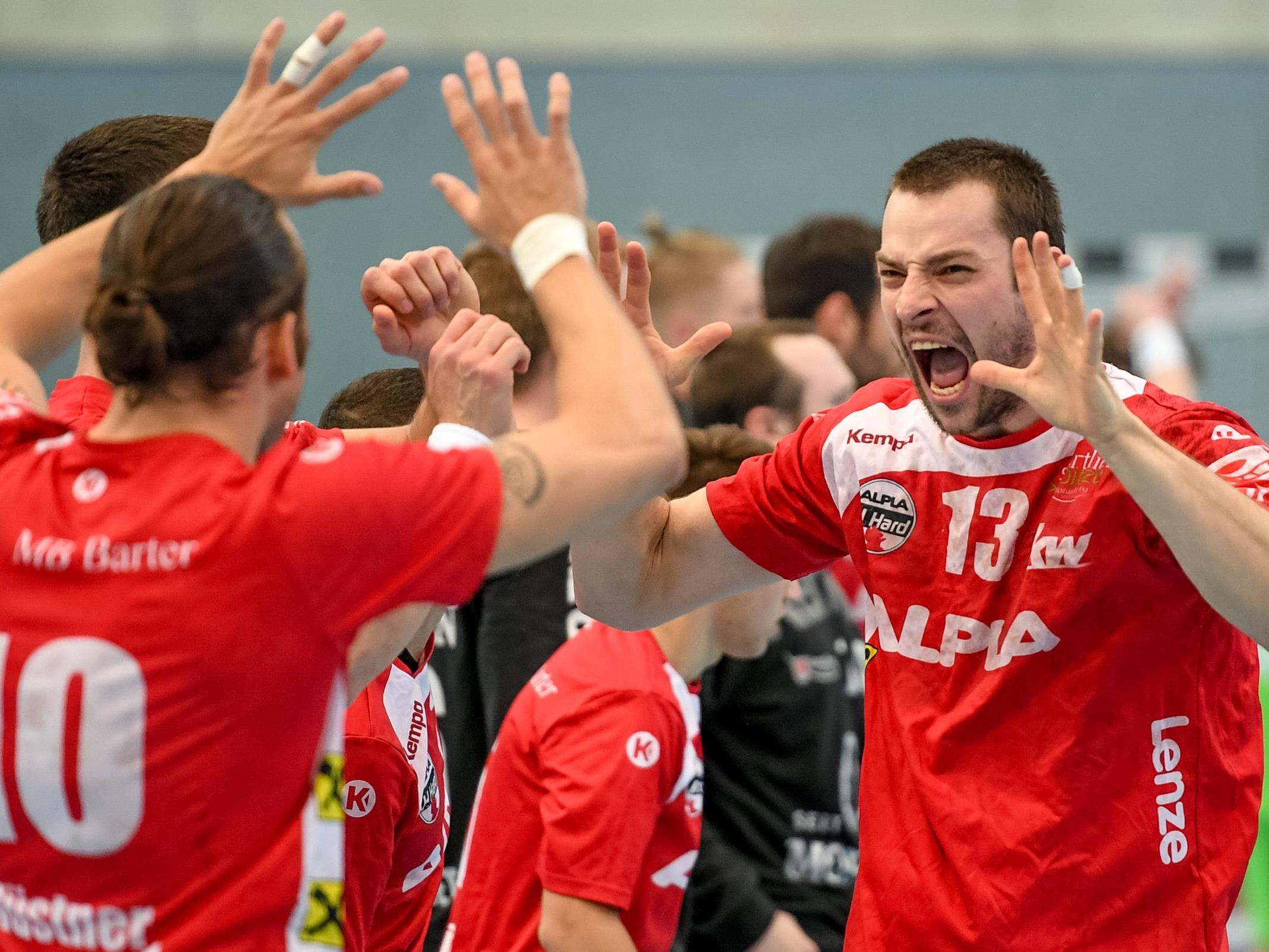 Frederik Wüstner und Marko Tanaskovic feiern ihren Sieg im Halbfinale.