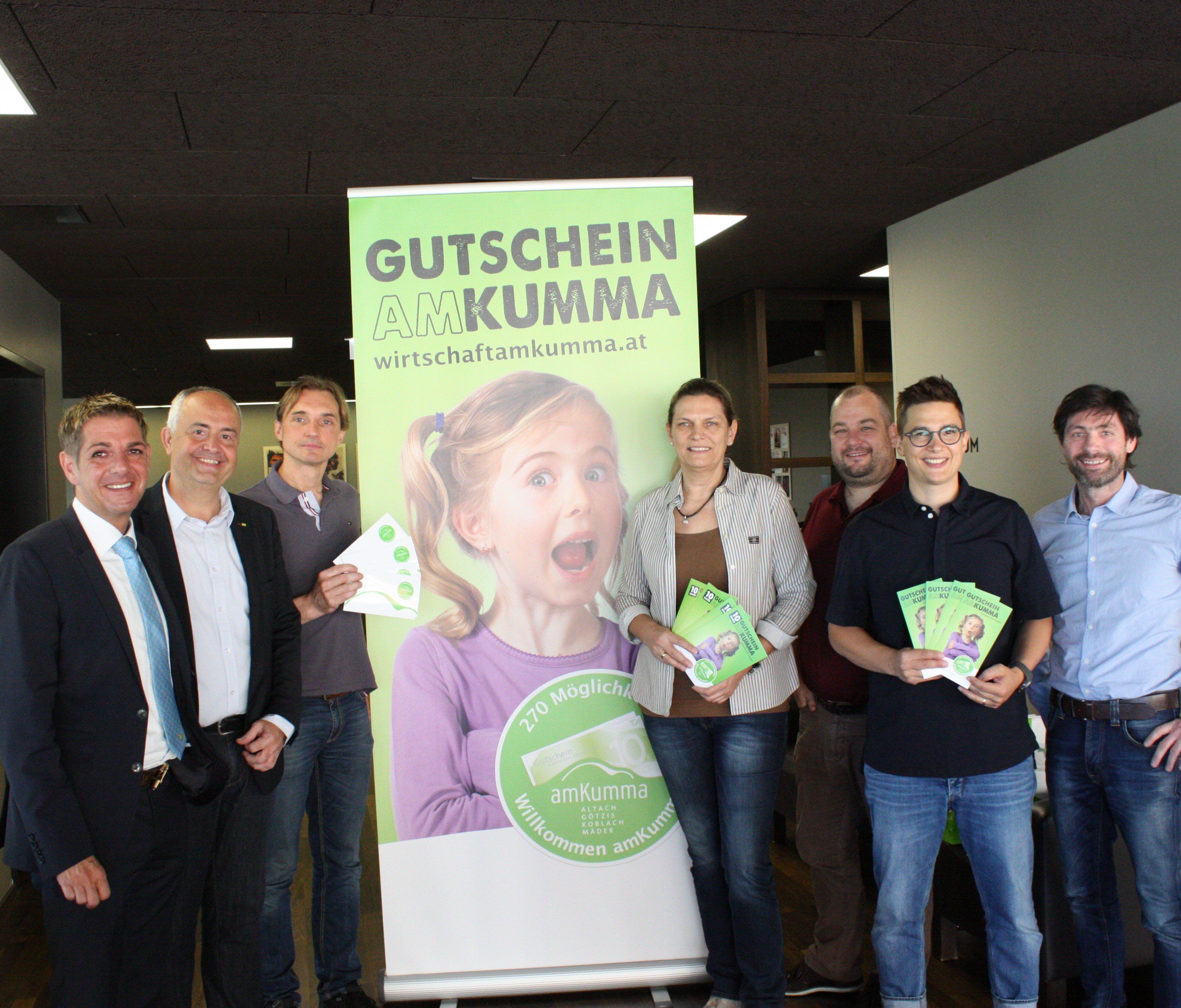 Günter Ender, Manfred Böhmwalder, Robert Brotzge, Gabriele Längle, Ralf Loacker, Martin Berchtold und Arno Riedmann von der Wirtschaft am Kumma mit den neuen Werbemitteln. Günter Ender, Manfred Böhmwalder, Robert Brotzge, Gabriele Längle, Ralf Loacker, Martin Berchtold und Arno Riedmann von der Wirtschaft am Kumma mit den neuen Werbemitteln.