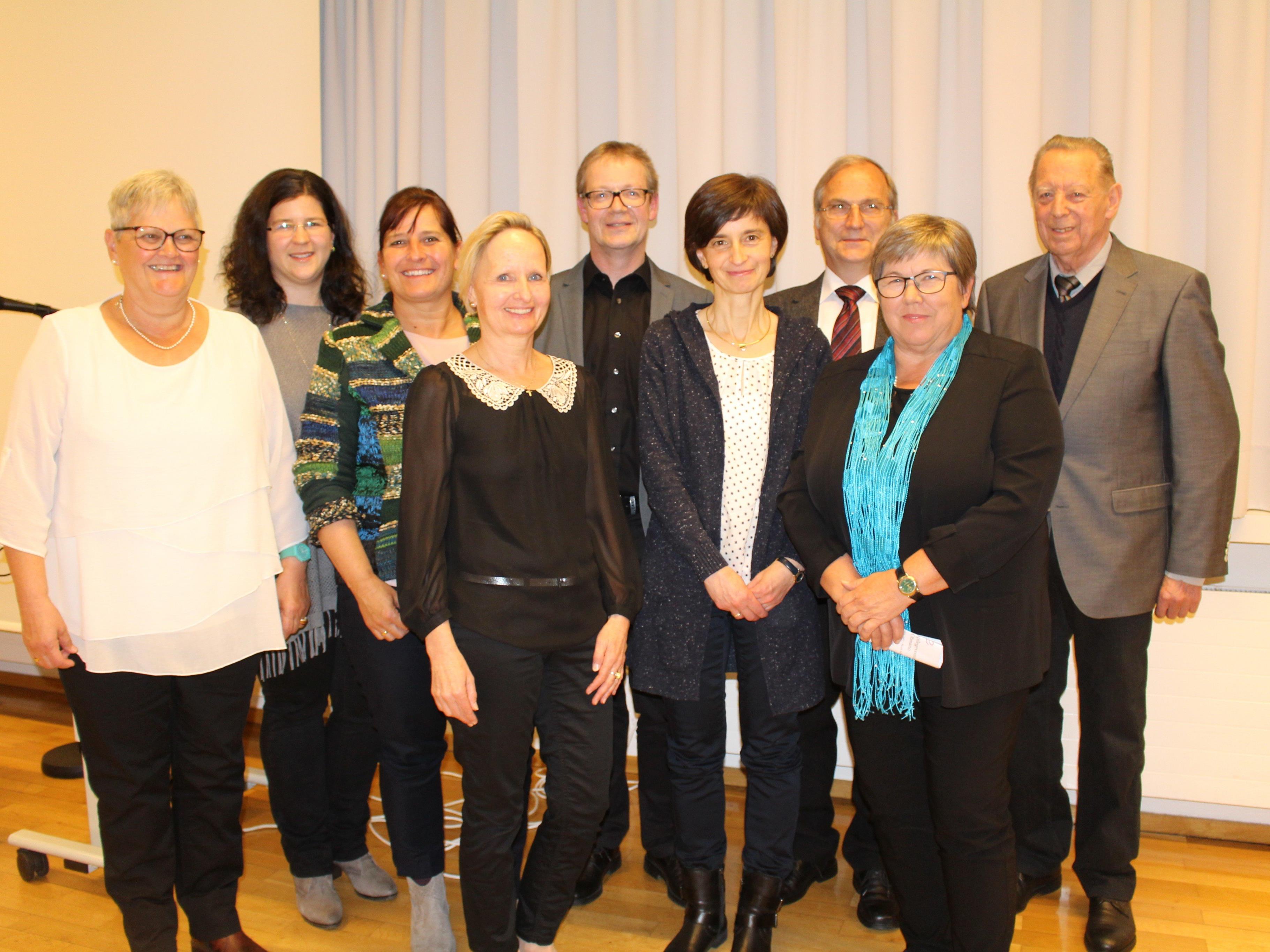 Der neue Vorstand des Krankenpflegevereins sowie Ehrenobmann Elmar Hosp und Bürgermeister Eugen Gabriel.