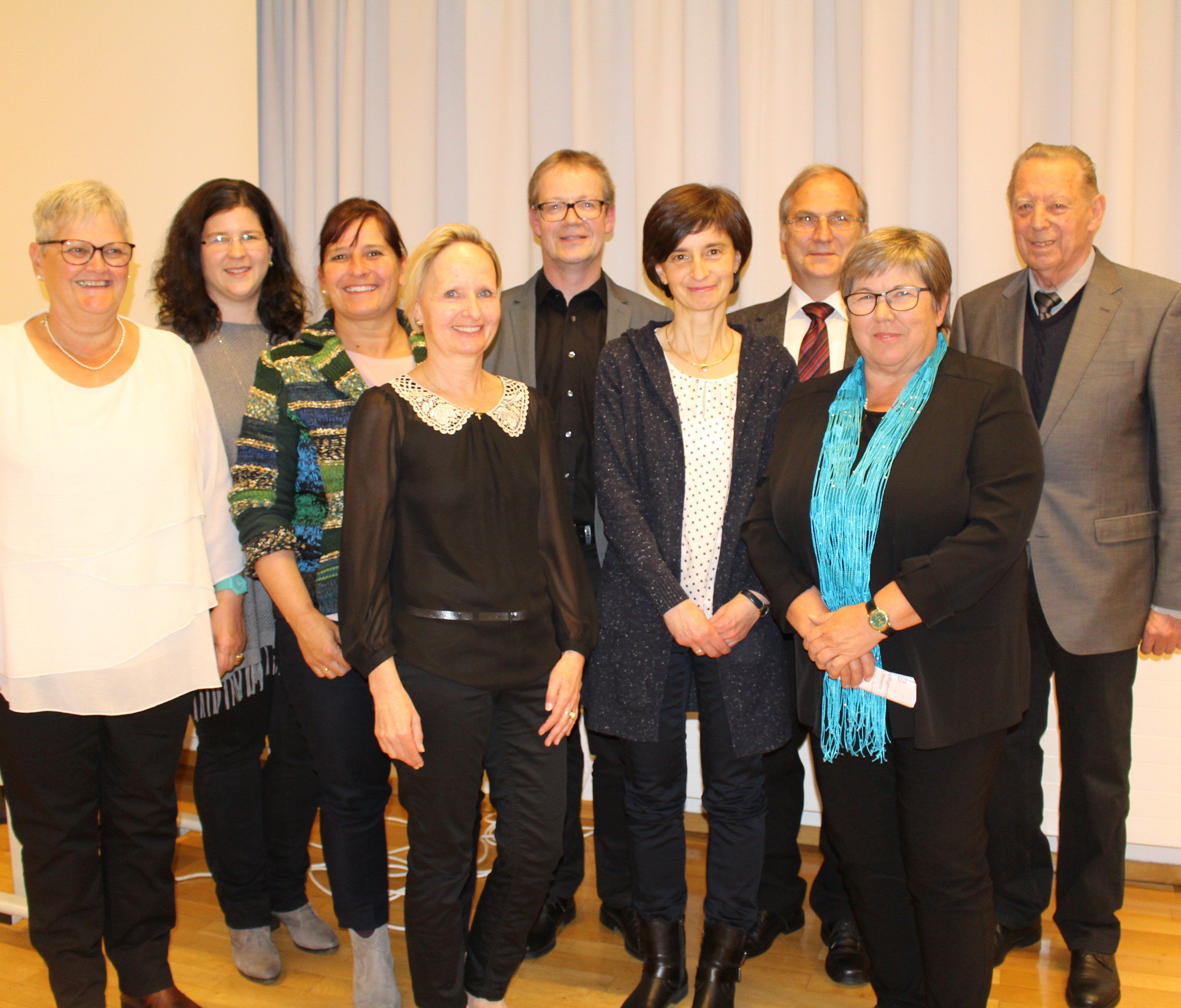 Der neue Vorstand des Krankenpflegevereins sowie Ehrenobmann Elmar Hosp und Bürgermeister Eugen Gabriel. Der neue Vorstand des Krankenpflegevereins sowie Ehrenobmann Elmar Hosp und Bürgermeister Eugen Gabriel.