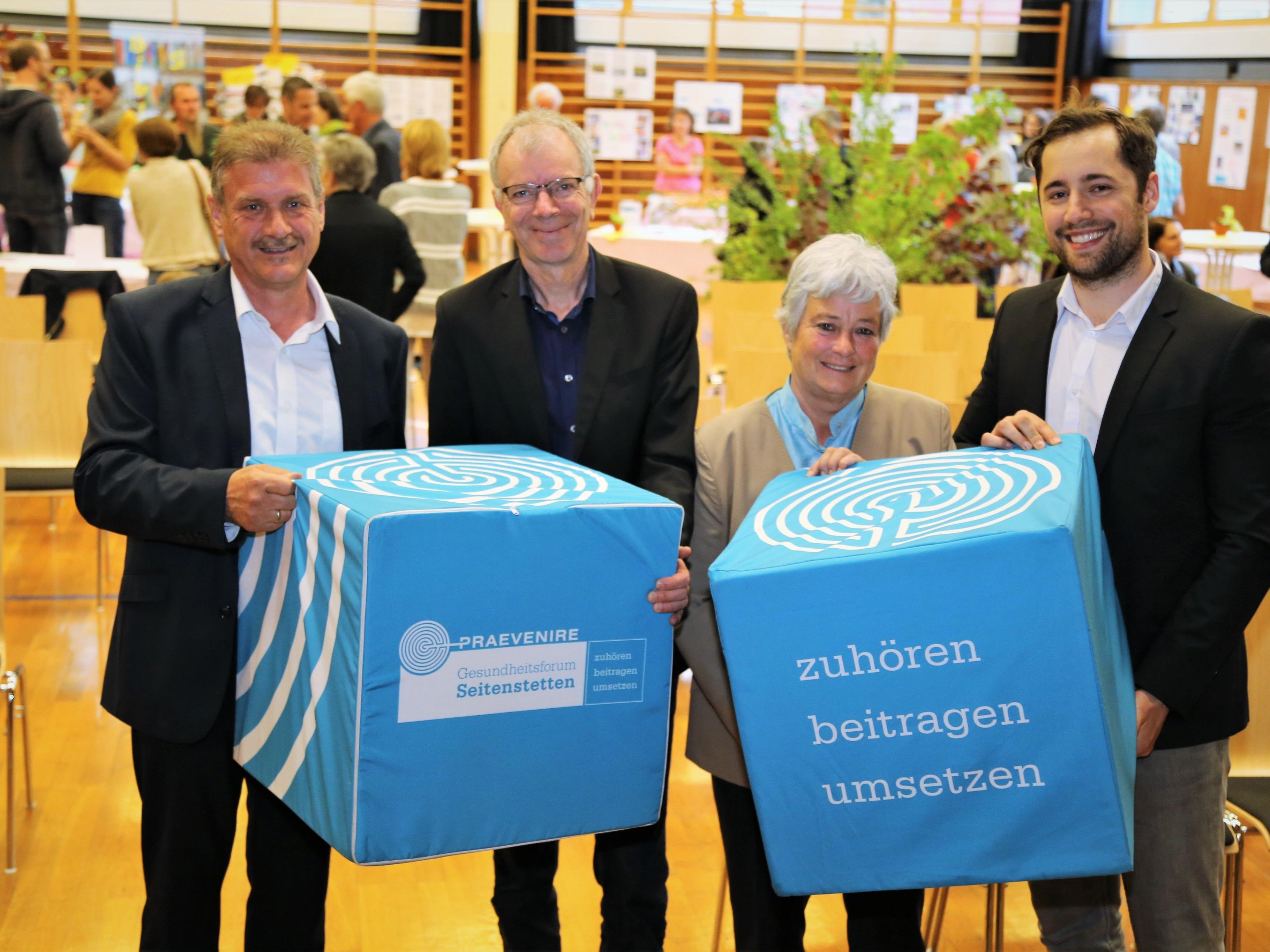 Bürgermeister Anton Metzler, Dr. Karl Lhotta, Vizebürgermeisterin Doris Amann und Projektvertreter Fabian Frühstück.