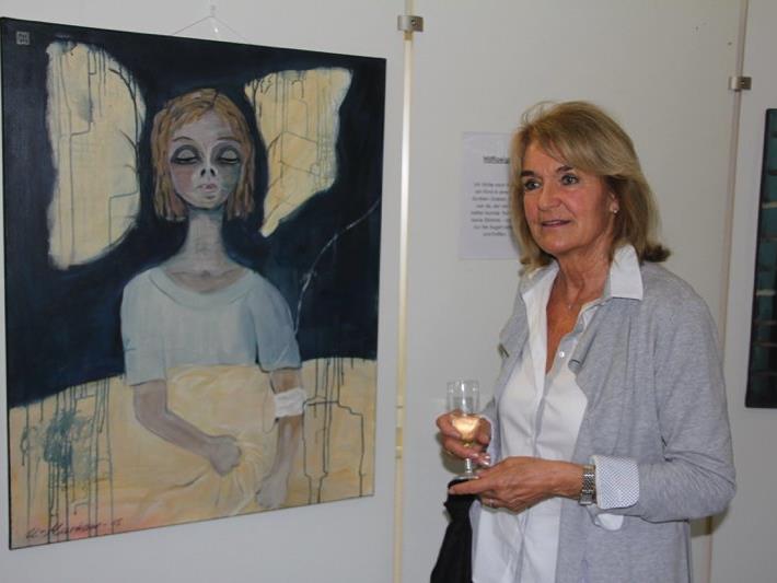 Die Künstlerin "U-Markow" vor einem ihrer Bilder bei der Vernissage im LKH in Feldkirch.