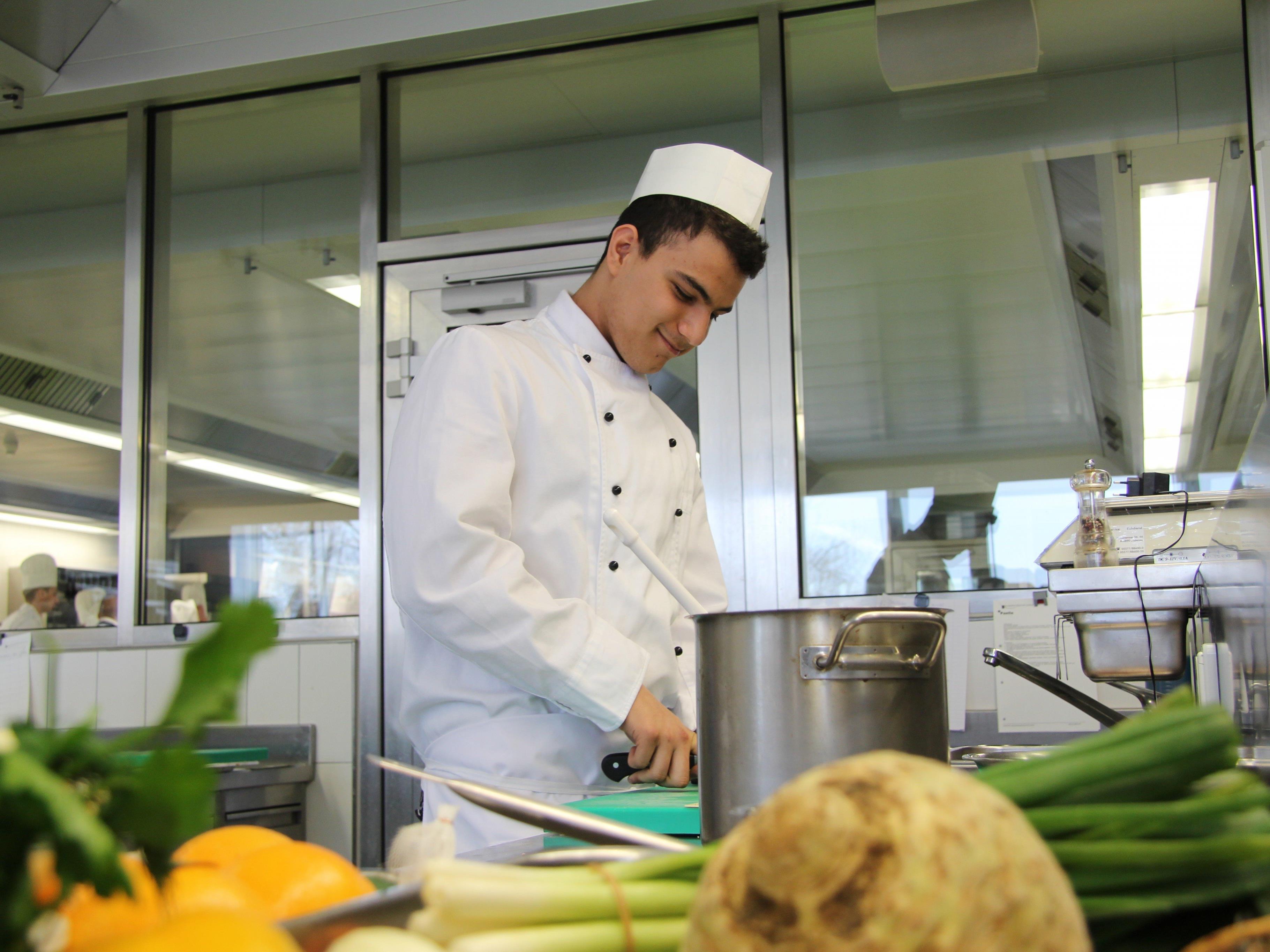 Berufsschüler, Flüchtlinge und Menschen mit Beeinträchtigung kochen gemeinsam.